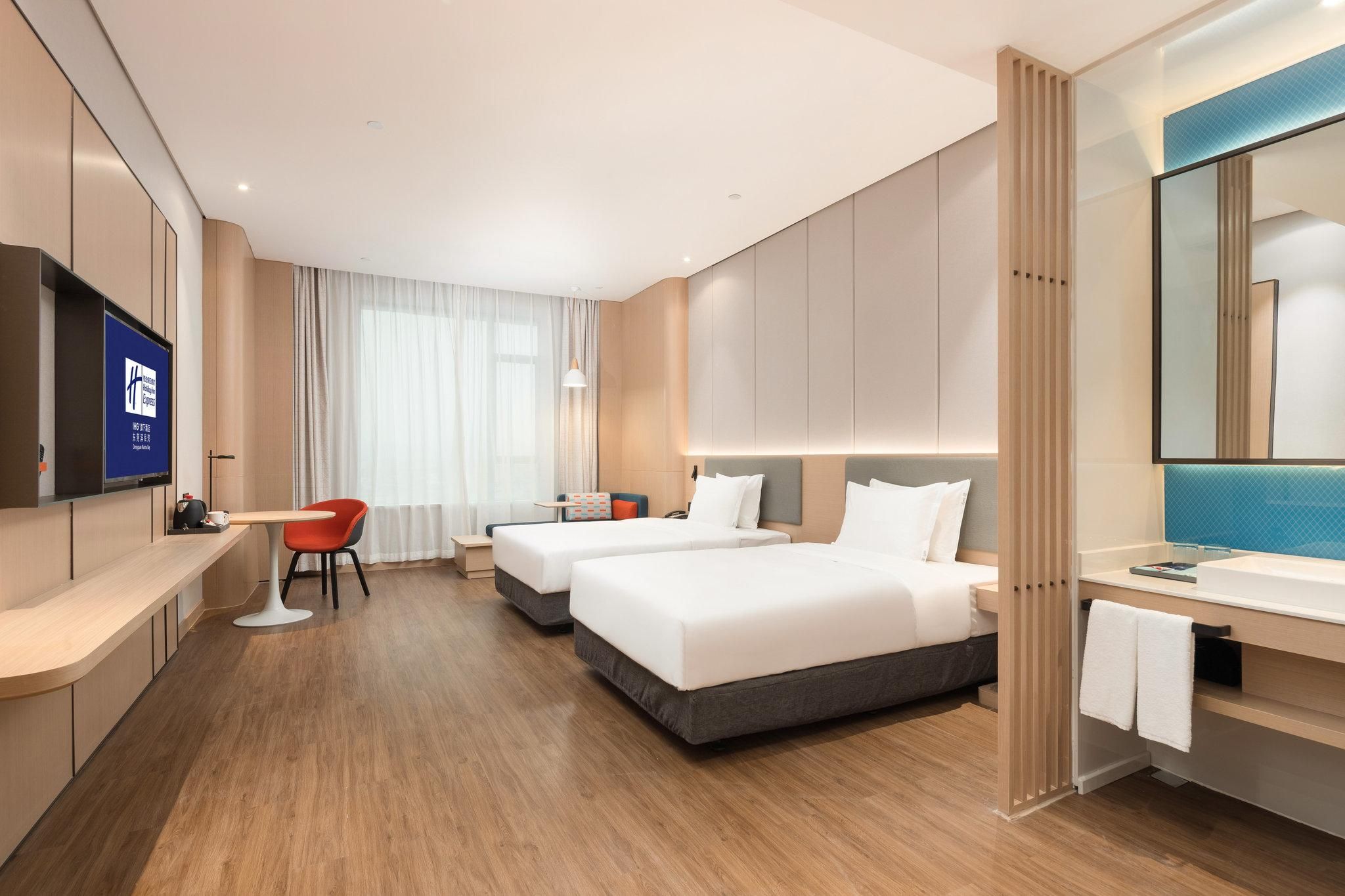 Holiday Inn Express Dongguan Marina Bay By IHG 2 Twin Junior Suite Club Lounge Access 2