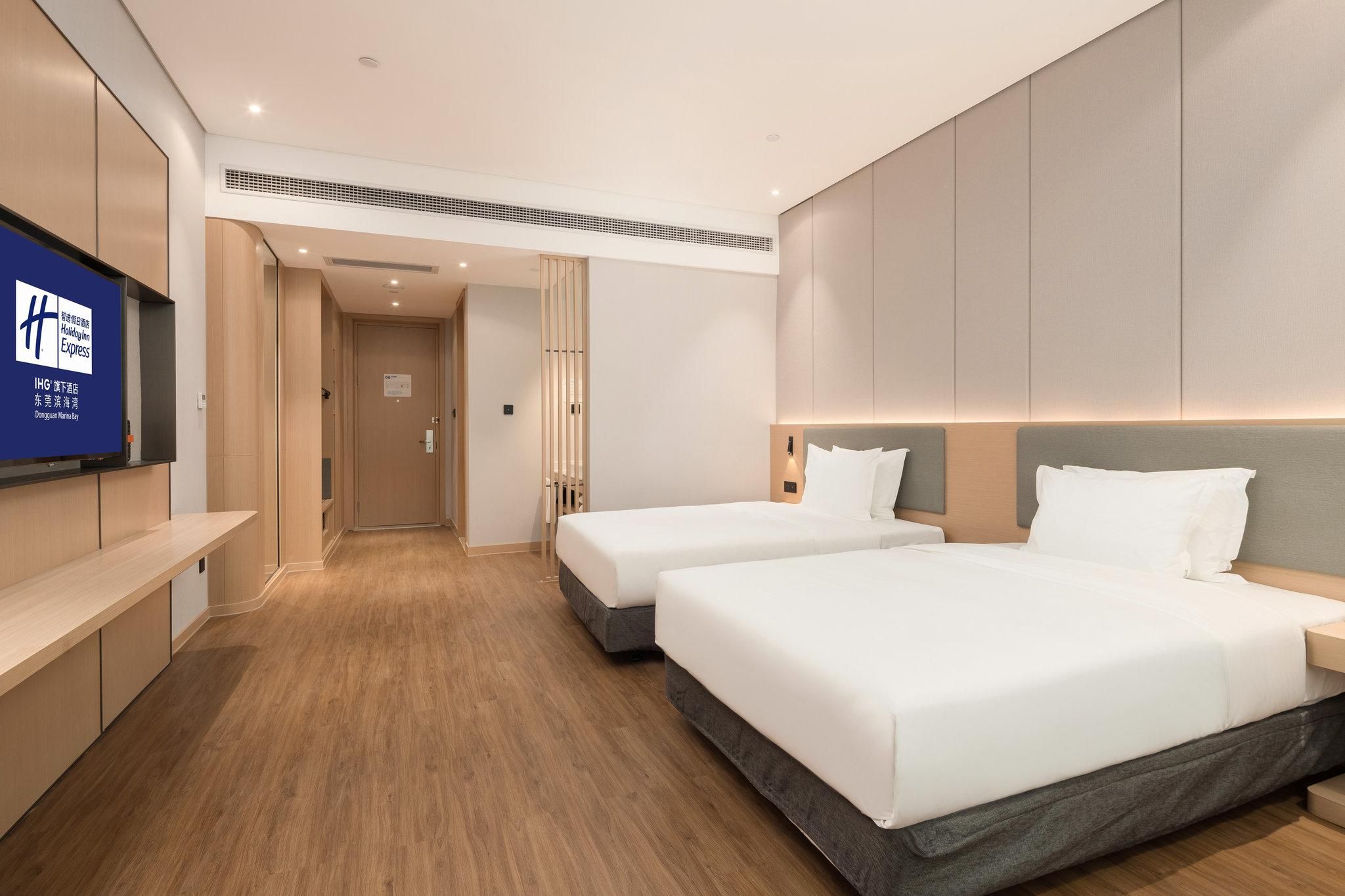 1 King Standard Extra Floor Space
