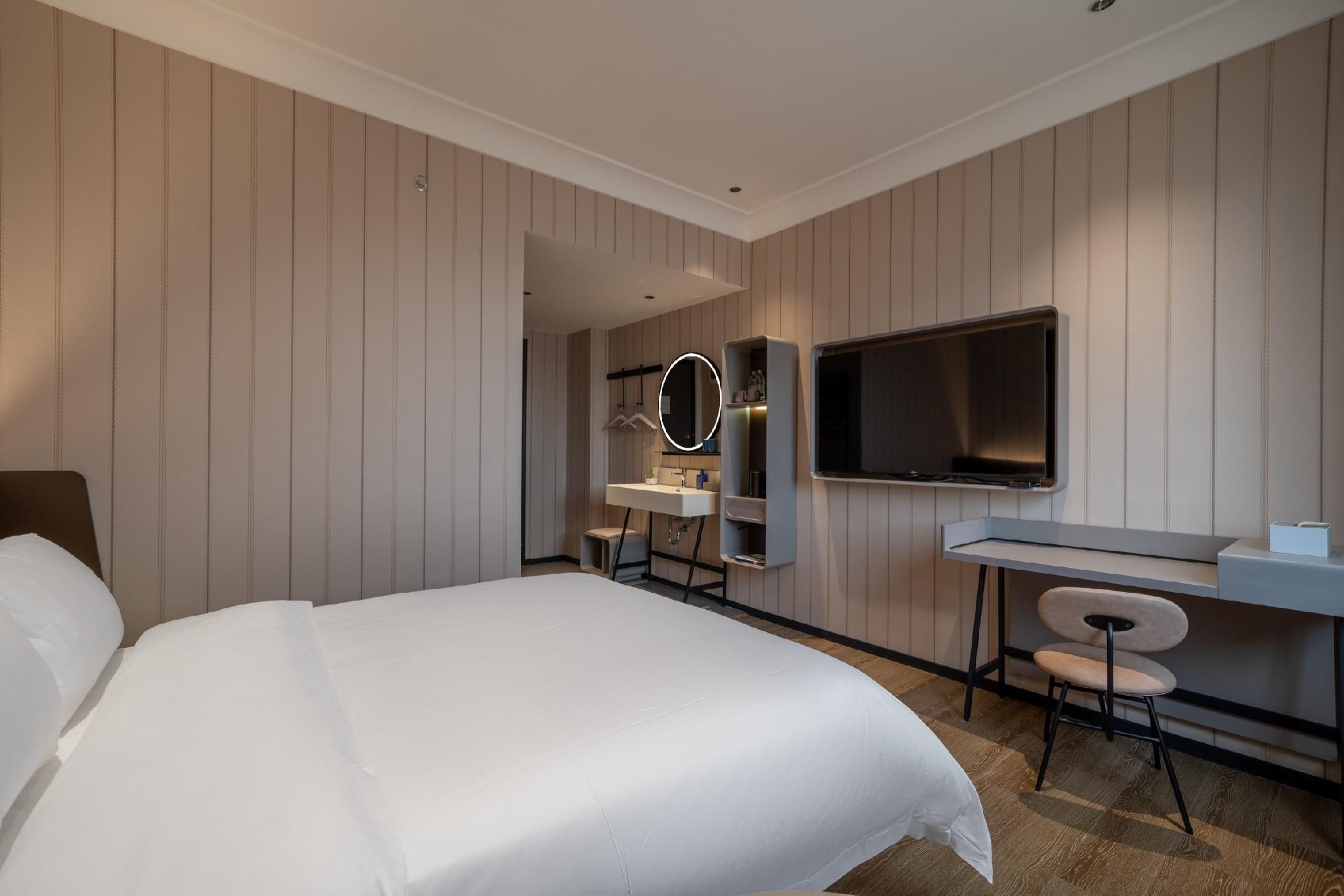 Huazhu - Room With Bed