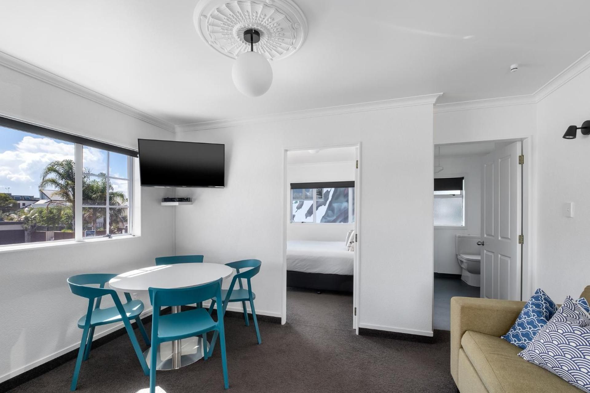 Queen Suite with courtyard and mountain view
