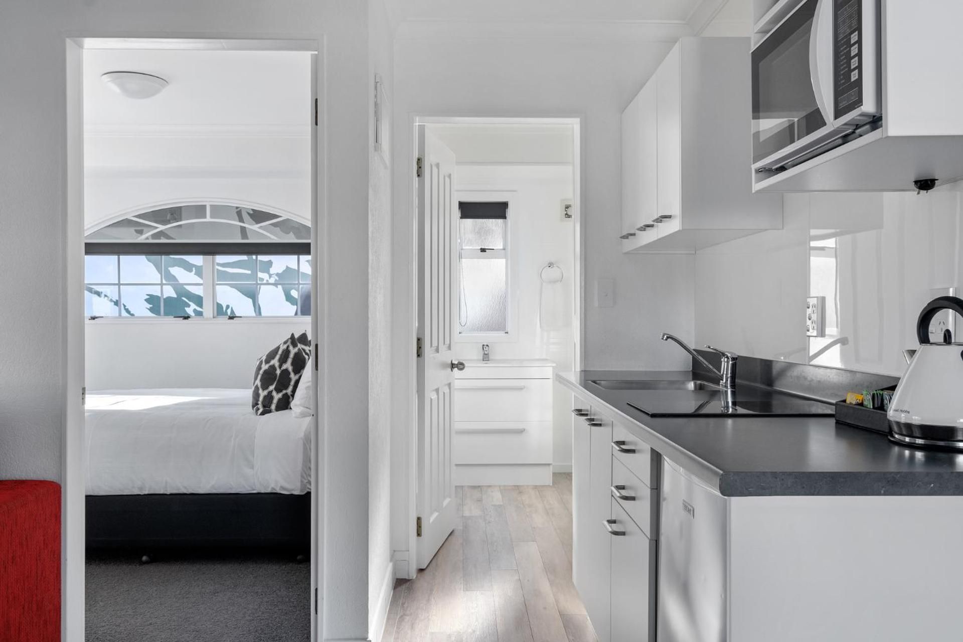 Queen Suite with Mountain View