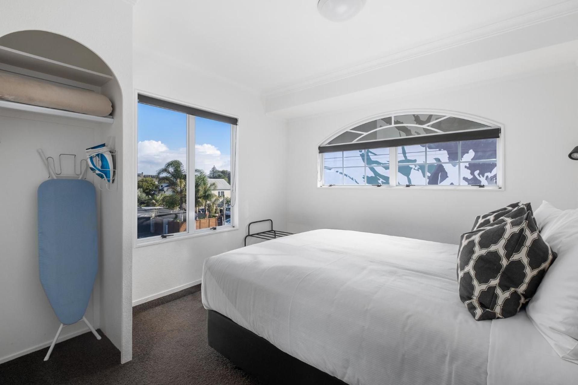 Queen Suite with Mountain View