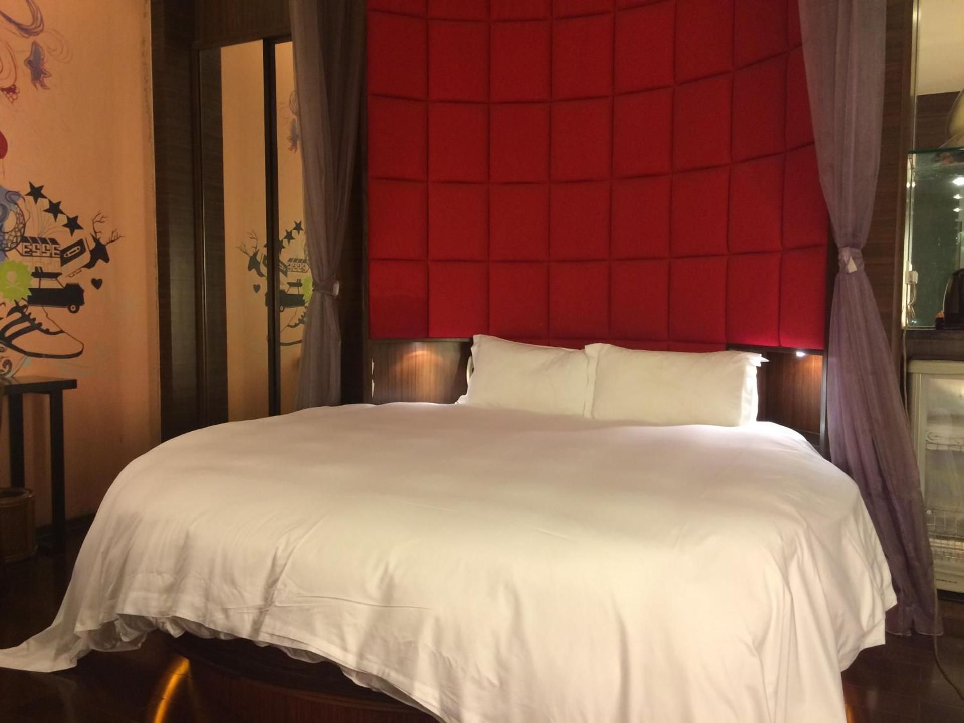 Round Bed Room - No window