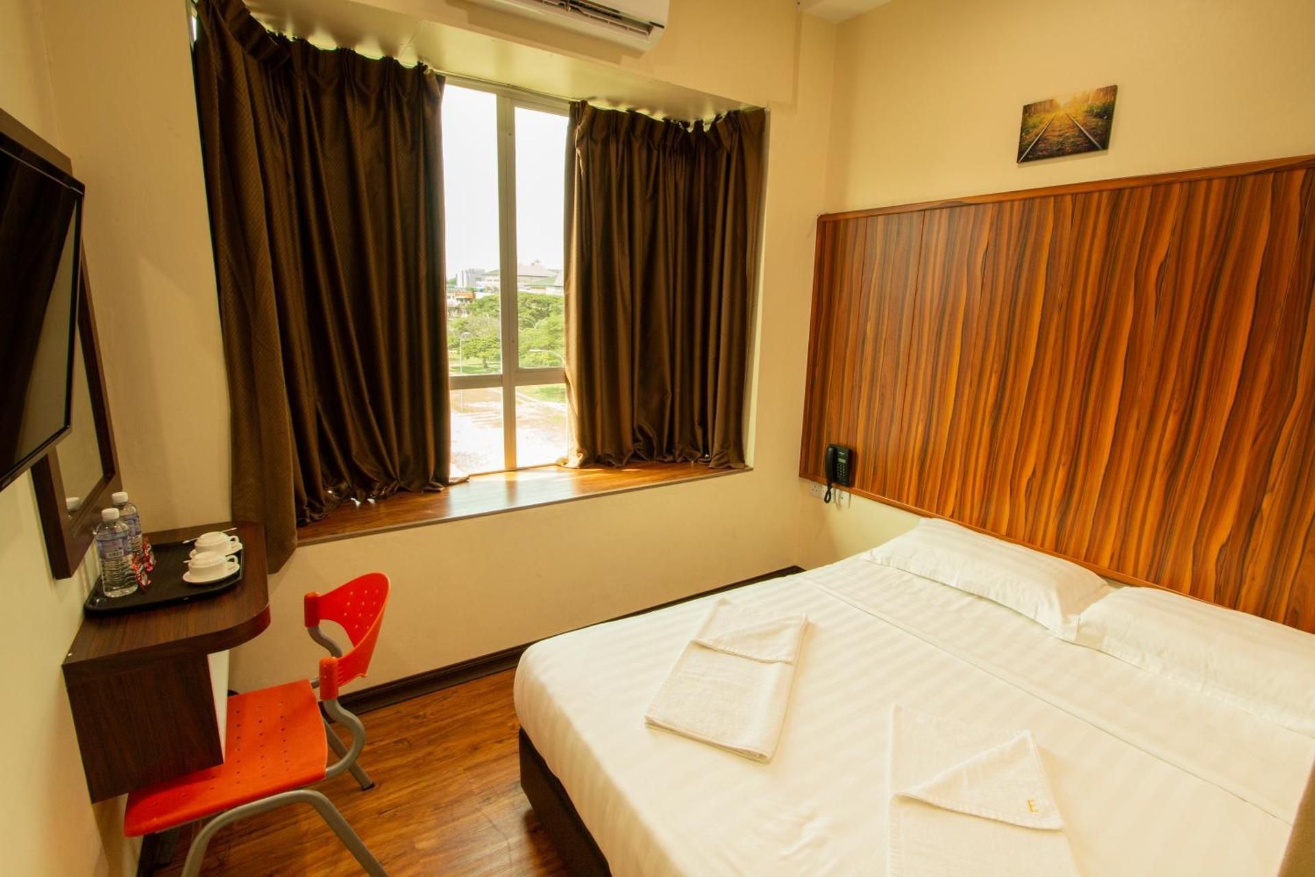 Expo Hotel Deluxe Queen Room 2