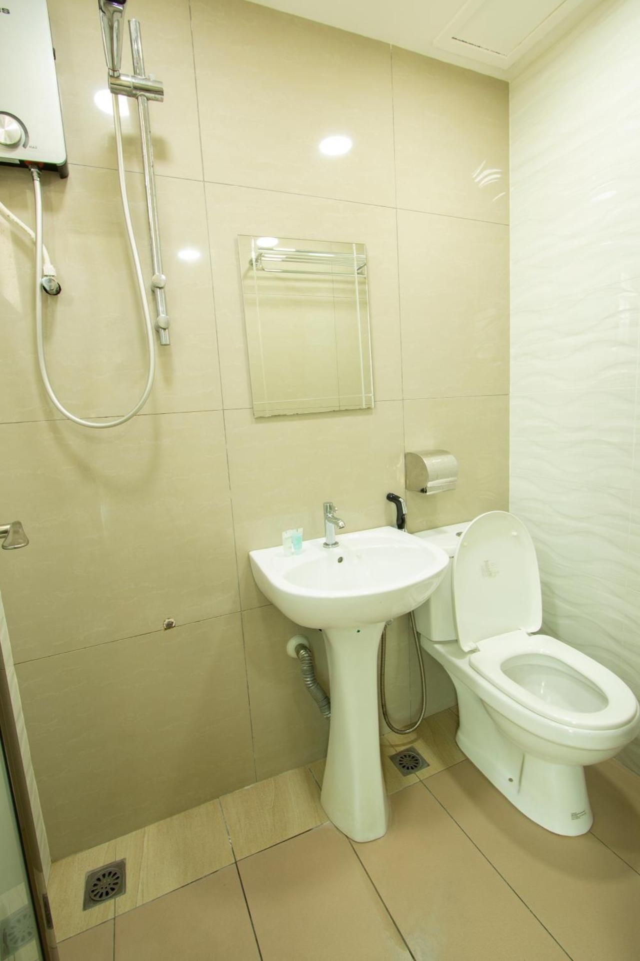 Expo Hotel Deluxe Queen Room 3