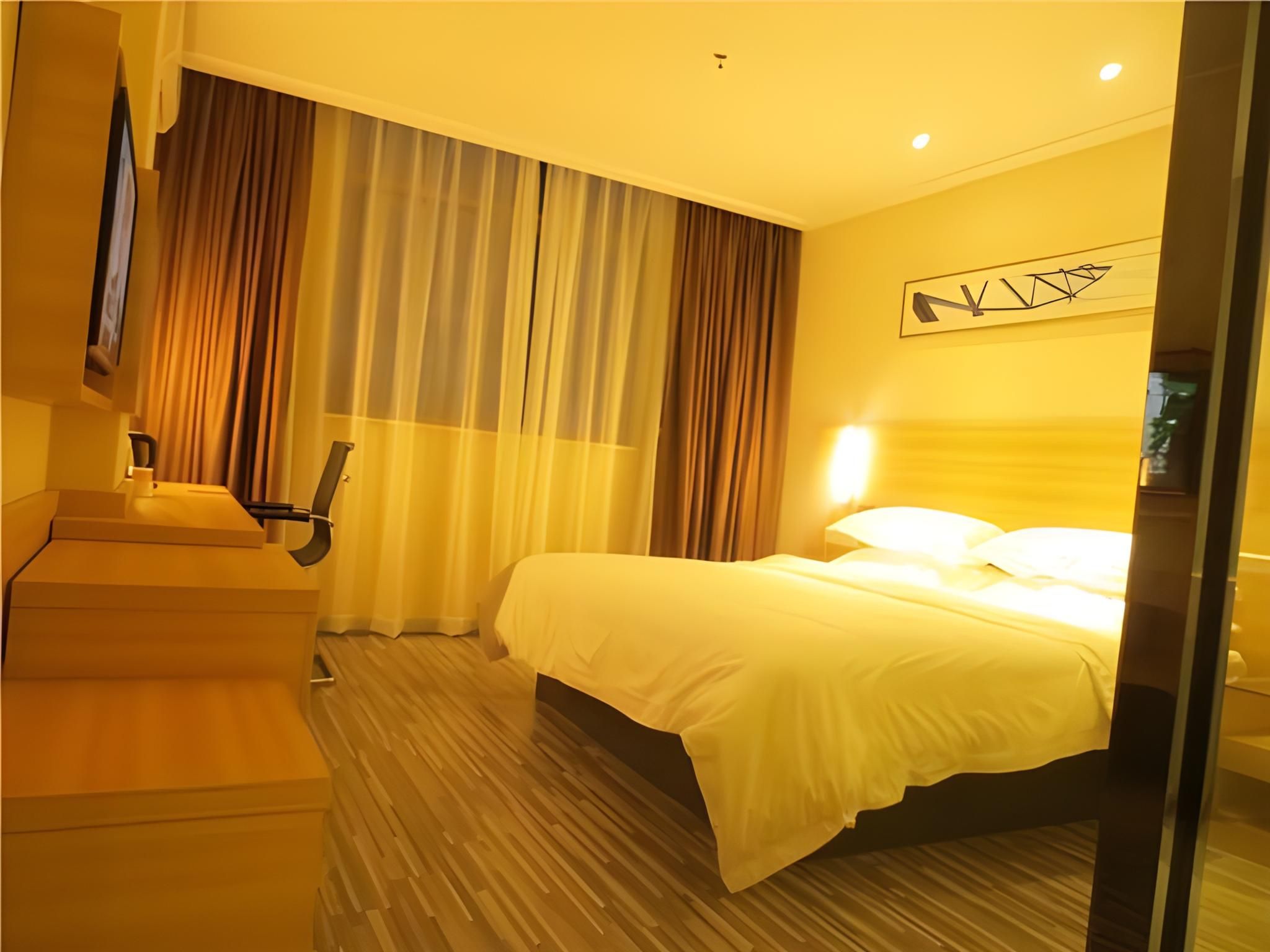 Stand Queen Room
