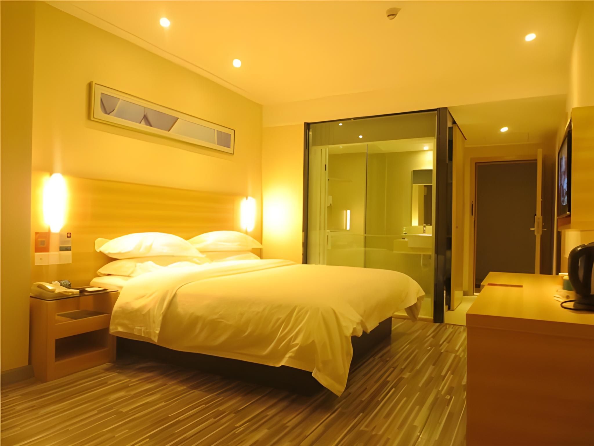 Stand Queen Room