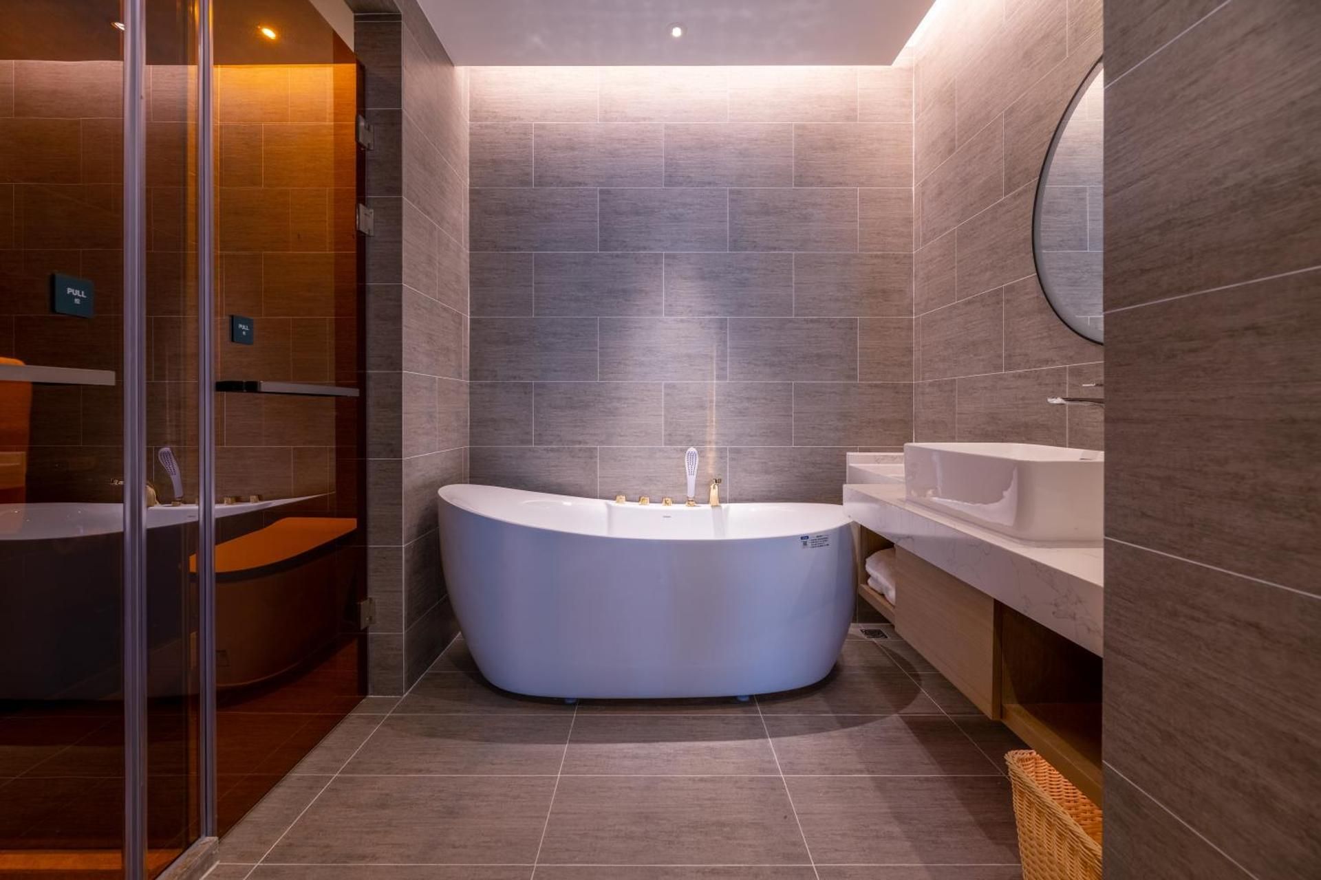 Deluxe Suite with Spa Bath