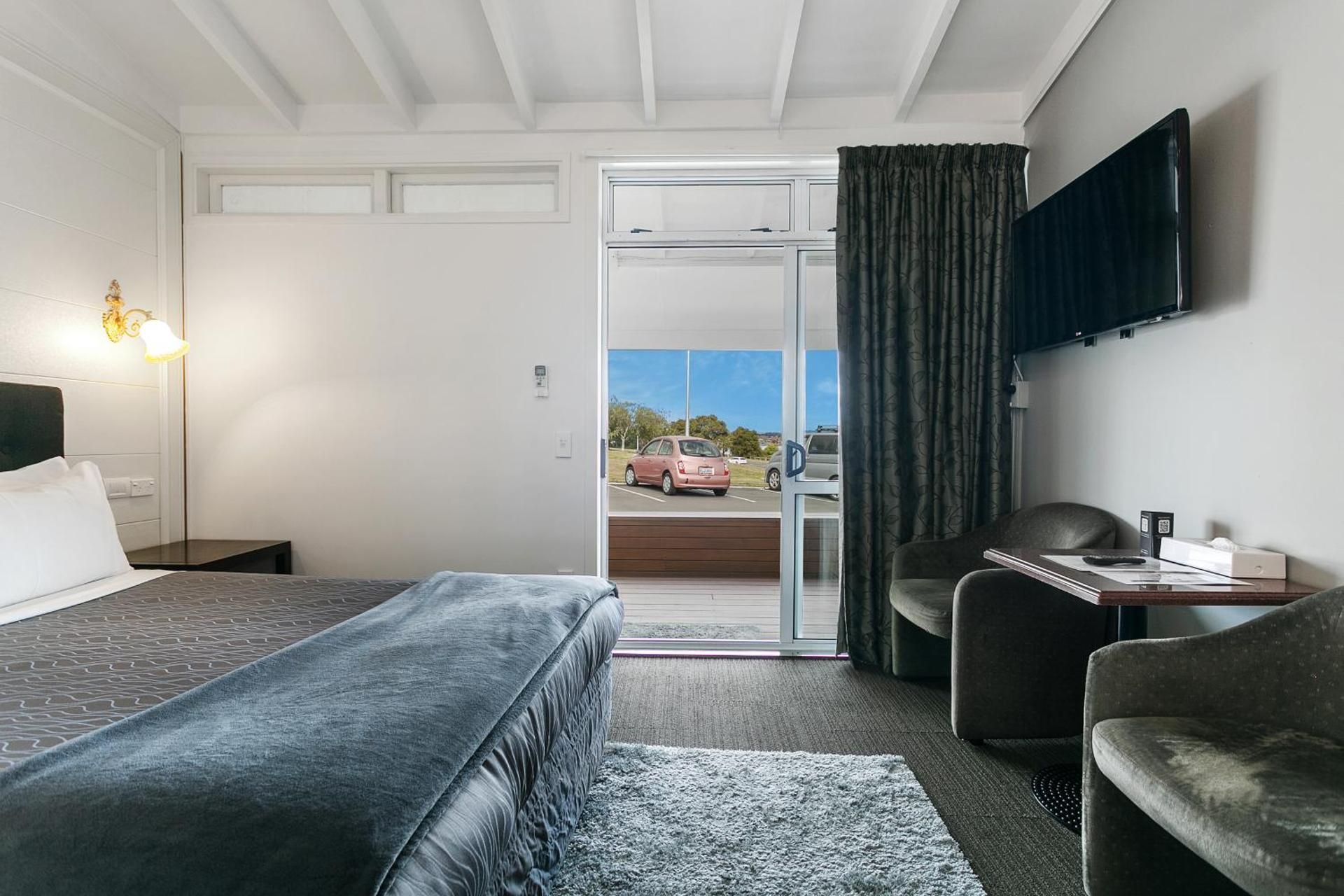 Economy King Bed Studio Poolside (No Spa, Adults only)