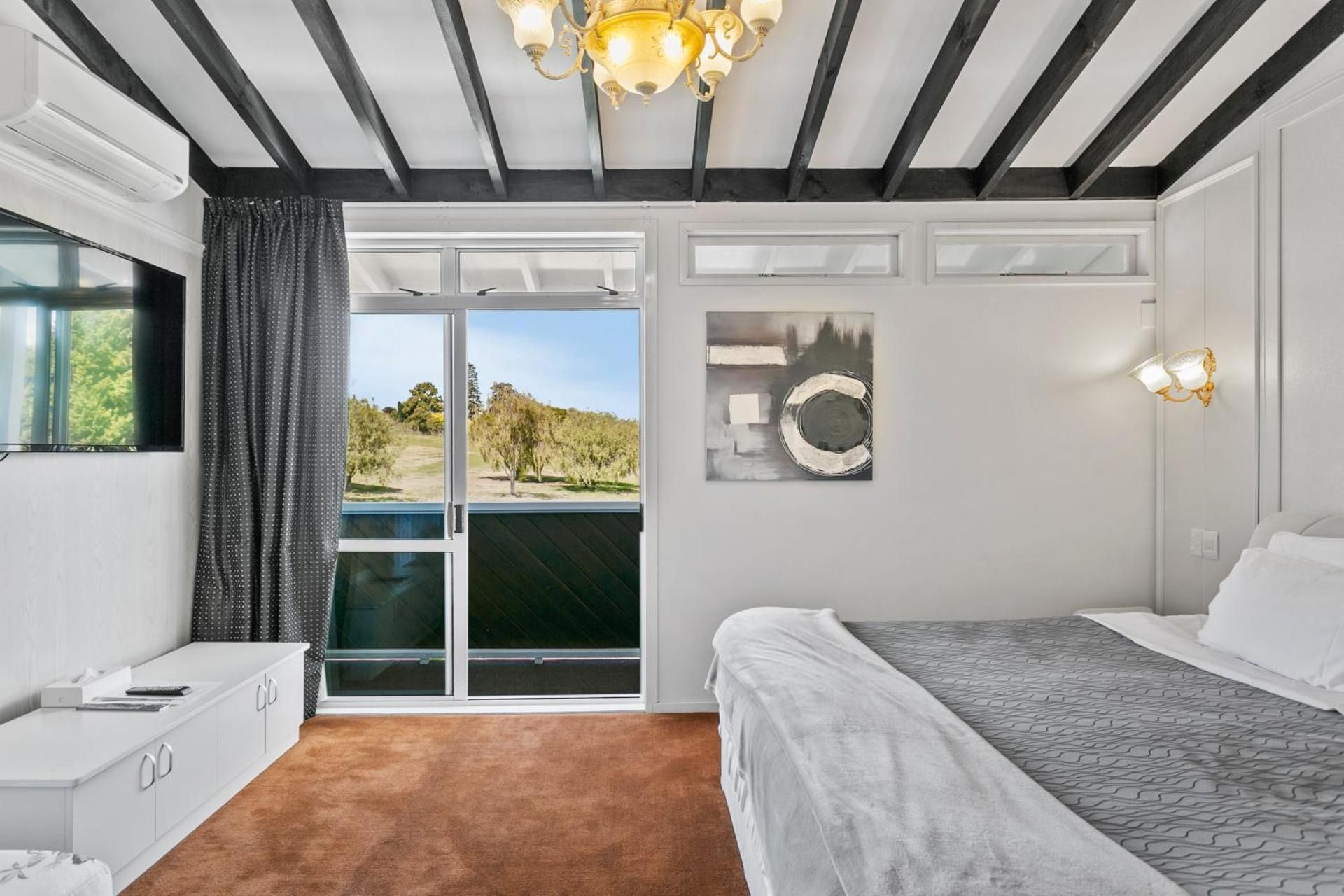 Taupo Thermal Motel and Spa ( Adults Only ) One Bedroom Super King Suite with Balcony Upper Floor