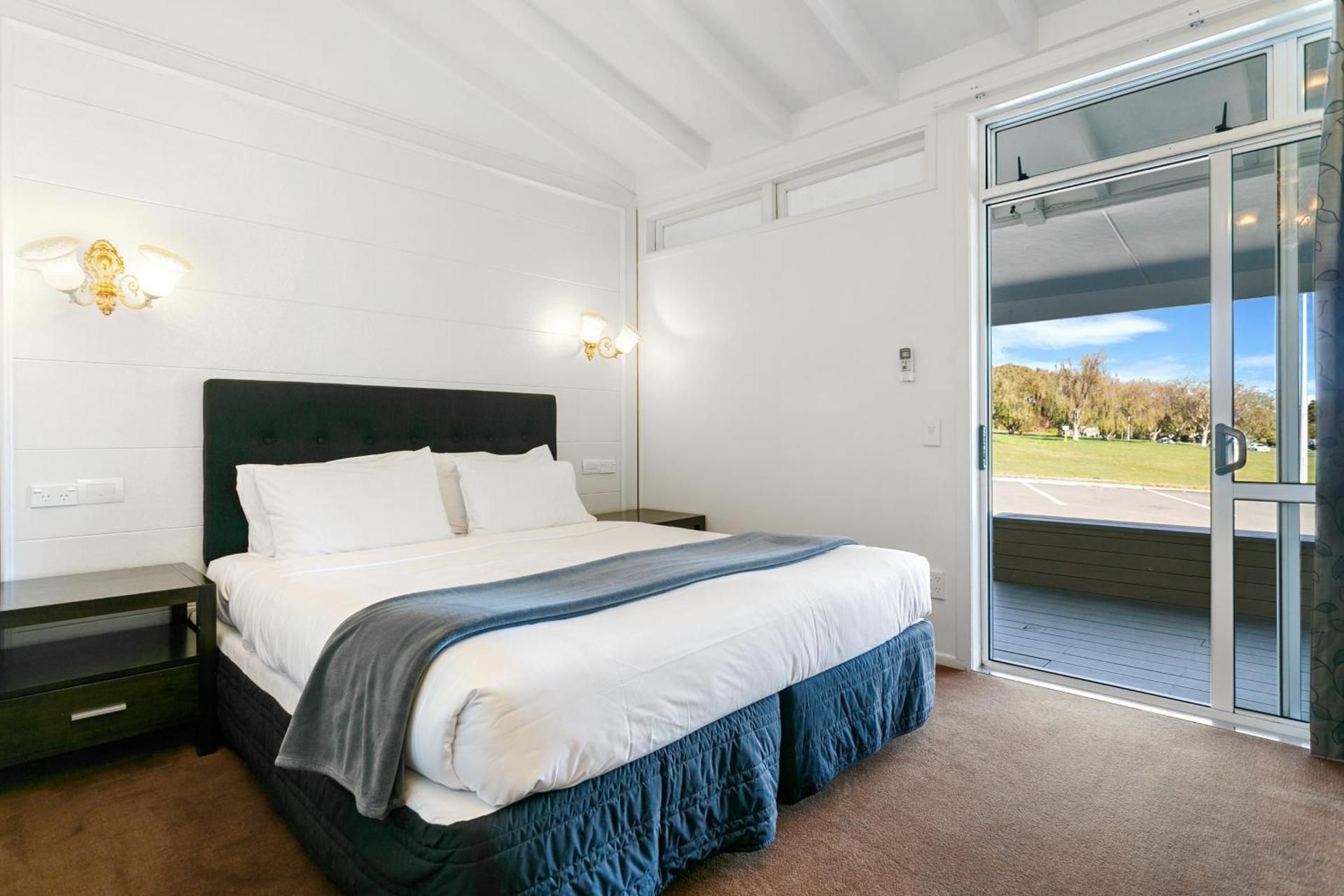 Economy King Bed Studio Poolside (No Spa, Adults only)
