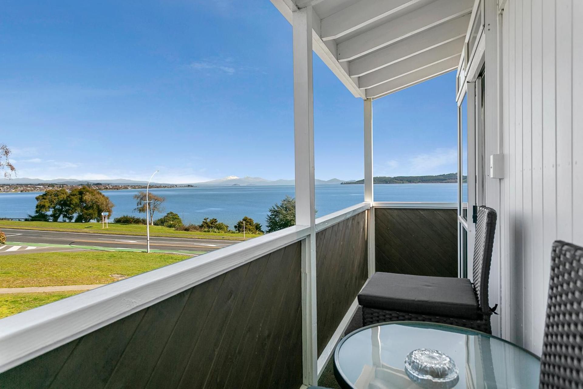 Lakefront One-Bedroom Super King Suite with Balcony - Upper Floor (Adults only)