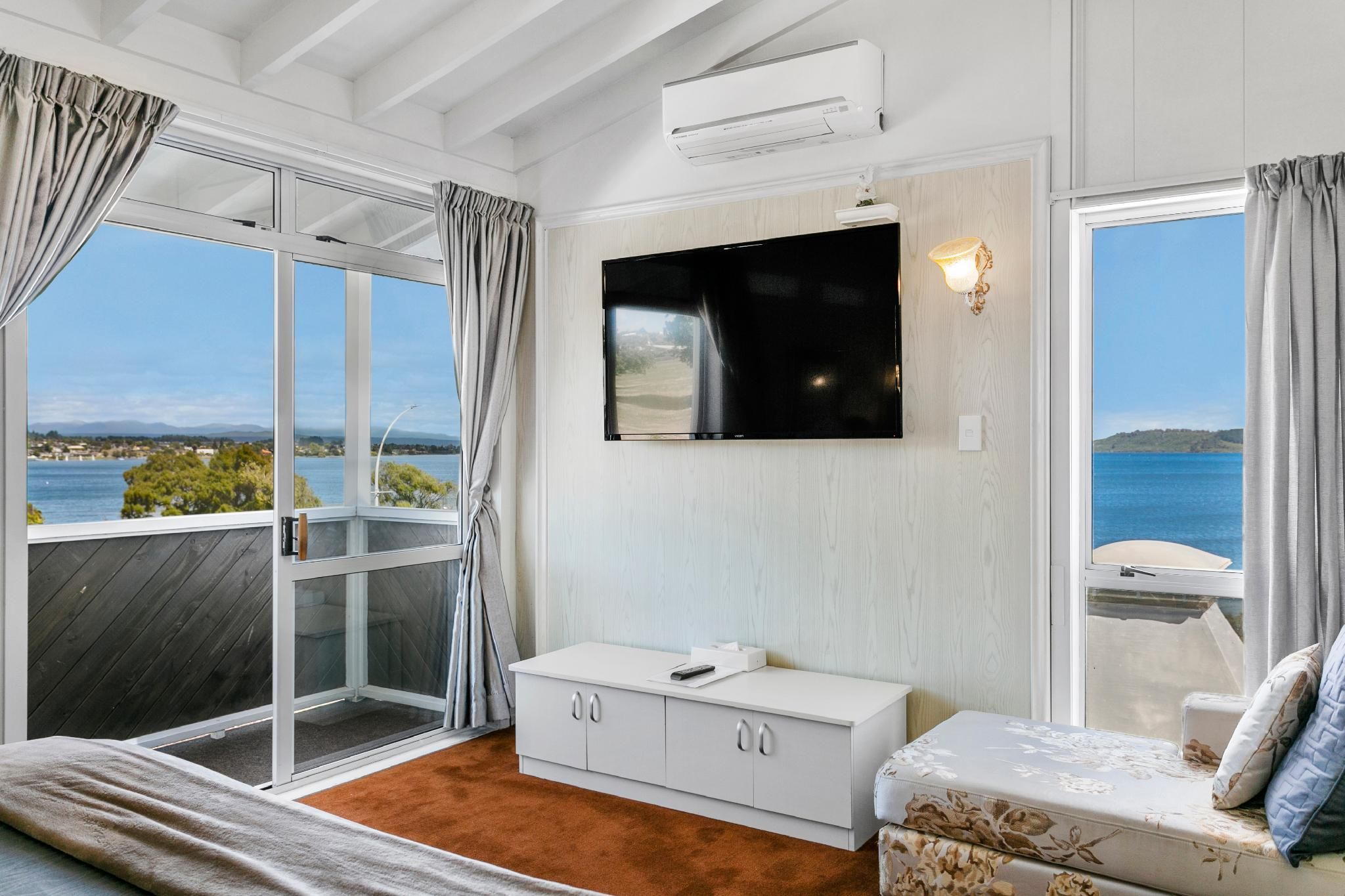 Taupo Thermal Motel and Spa ( Adults Only ) 1 Bedroom Balcony Suite 1 King 3