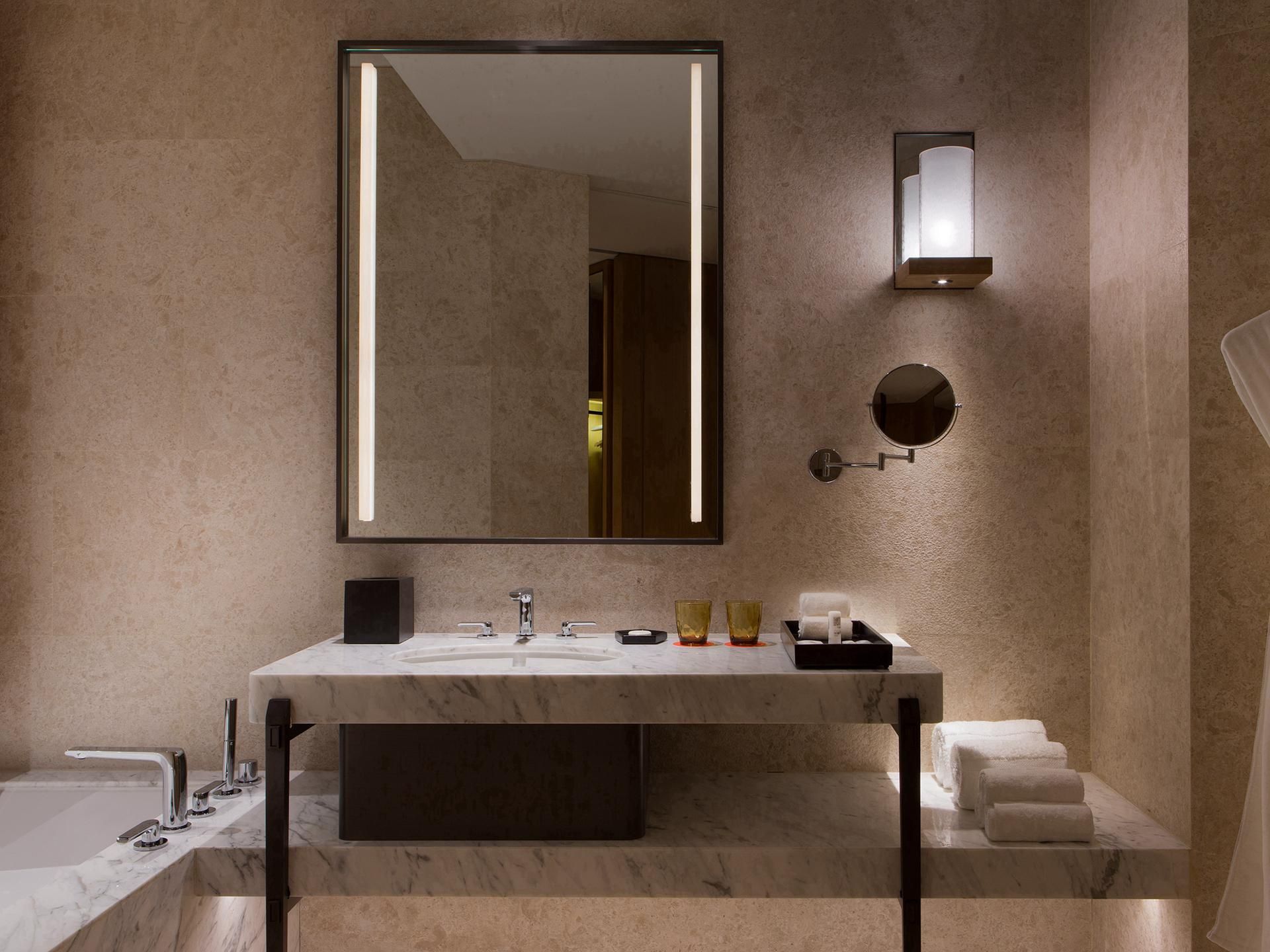 Le Méridien Xiaojing Bay suite, 1 king, oceanfront, corner room 3