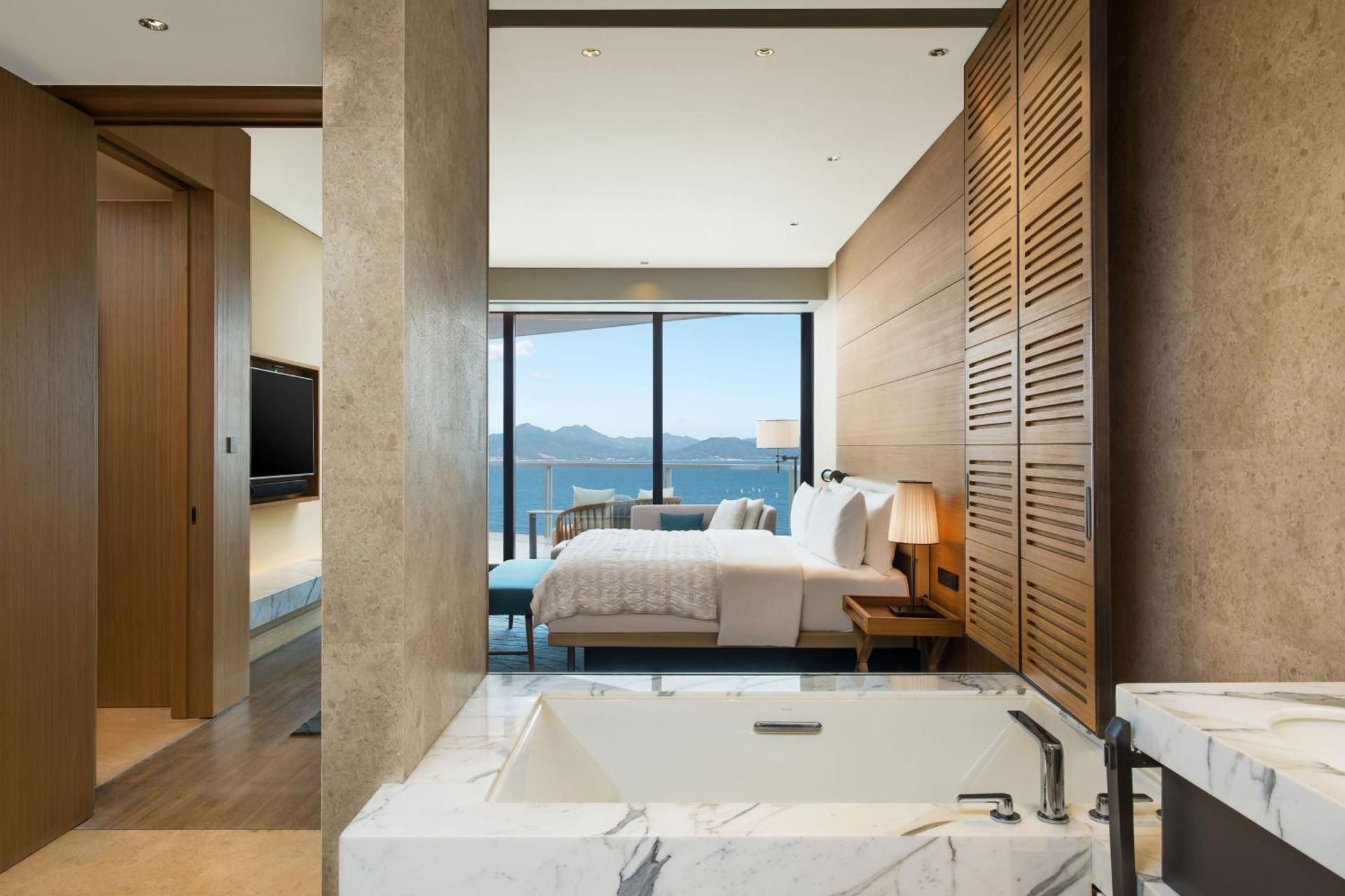 Le Méridien Xiaojing Bay suite, 1 king, oceanfront, corner room