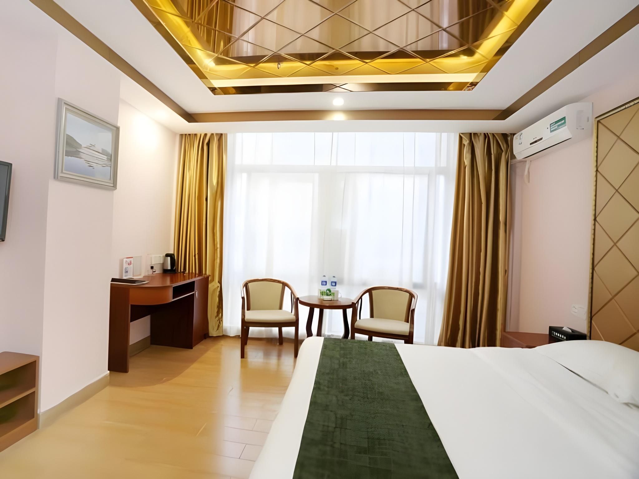 Hotel Queen Room