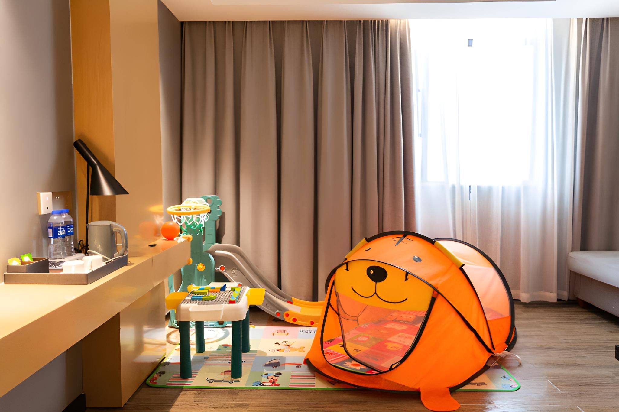 Dossen - Family Room