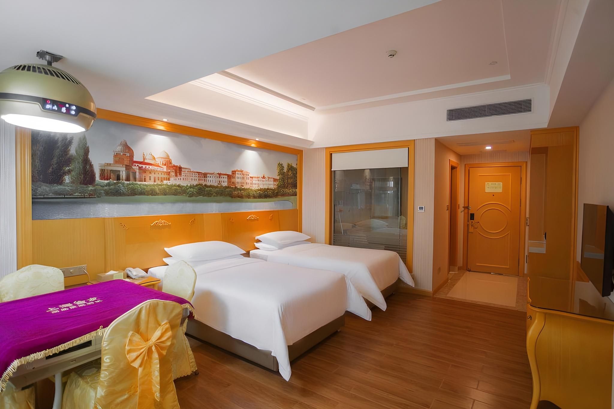 Vienna - Functional Chess Room With Twin Bed