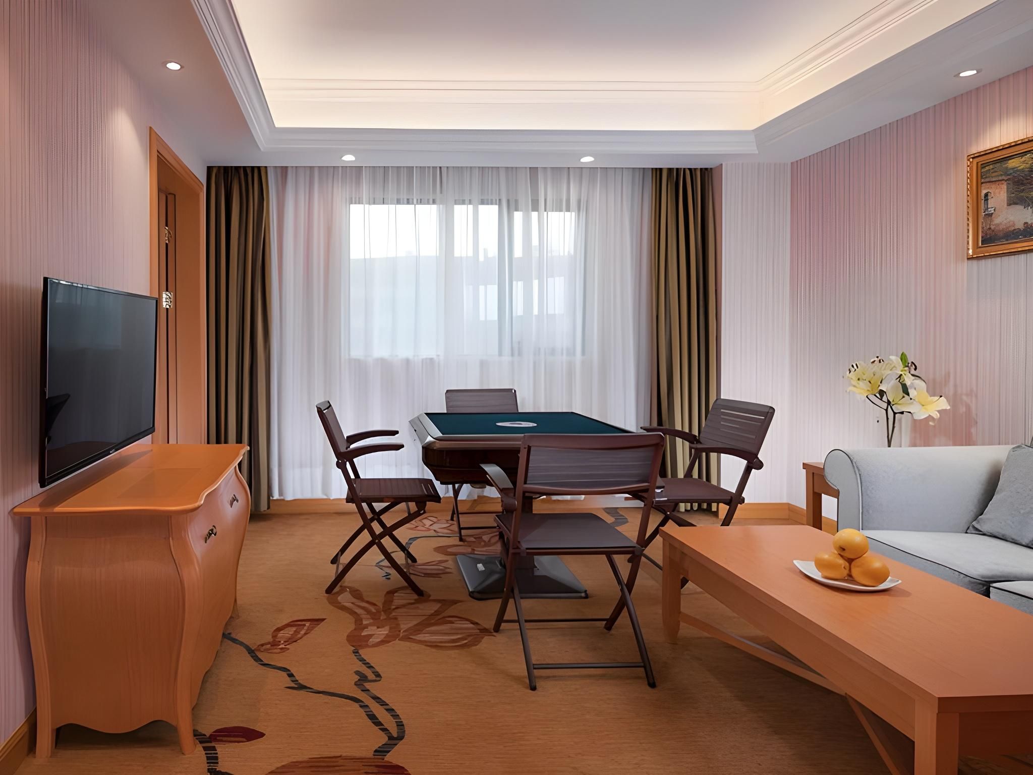 Vienna - Functional Chess Suite Room