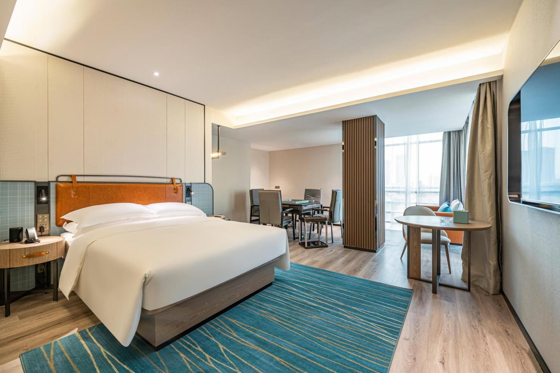 Business Queen Room