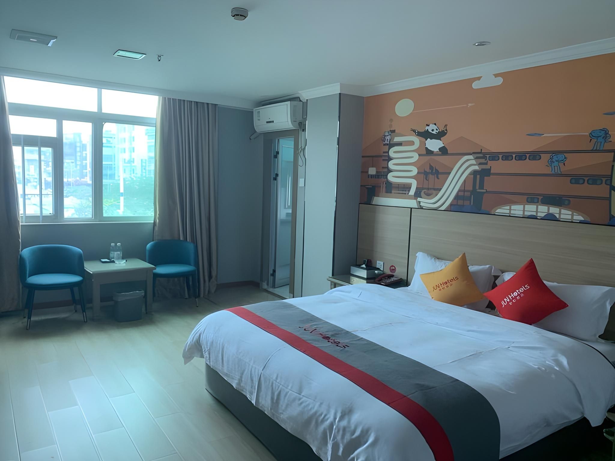 Queen Deluxe Room