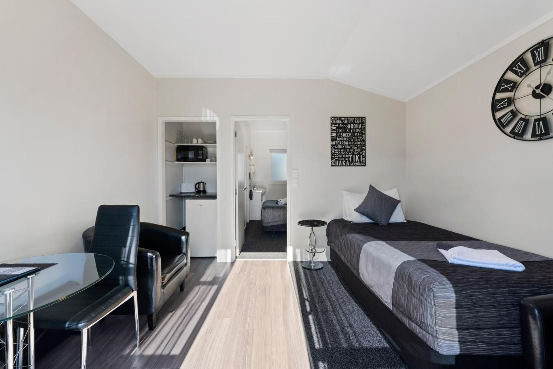 Deluxe Queen Suite