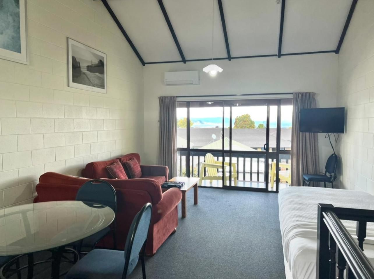 Apartment with Lake View