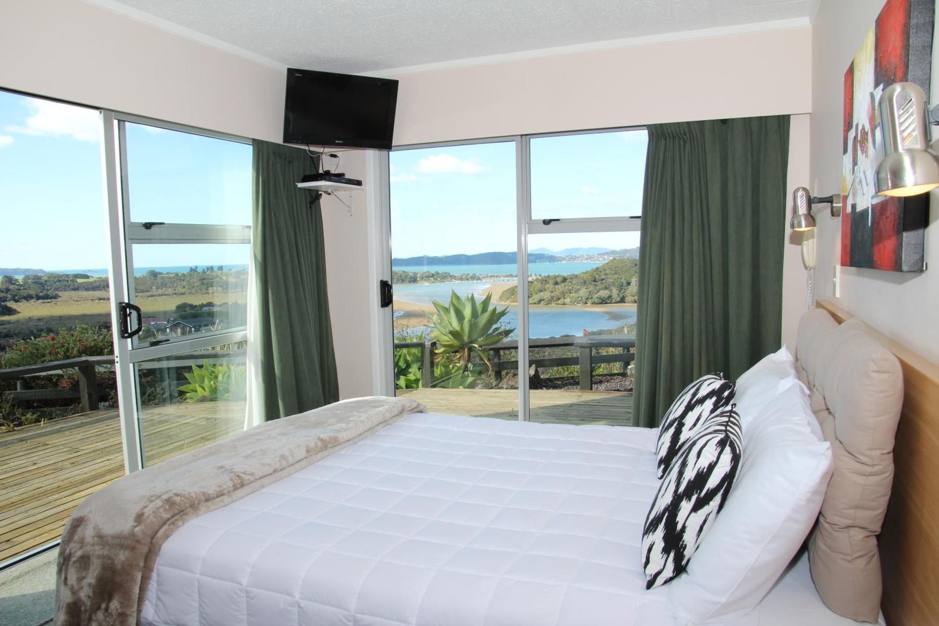 Queen Studio with Ocean Views