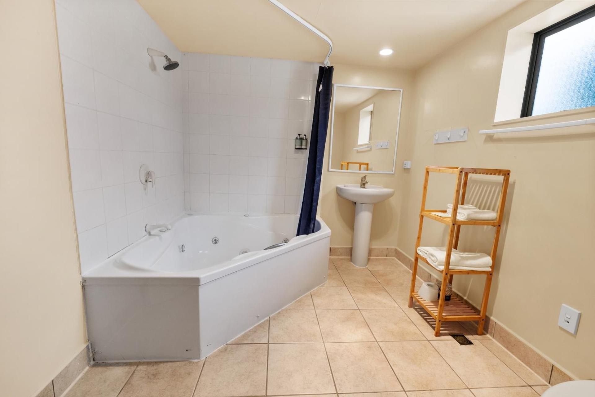 New Castle Motor Lodge Studio with Private Spa Bath