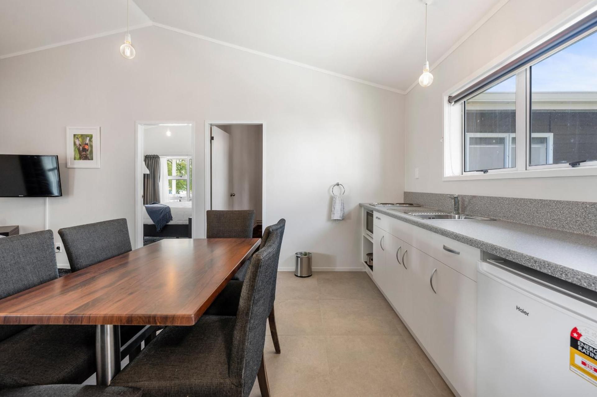 Lake Lodge Motel Two-Bedroom Apartment 3