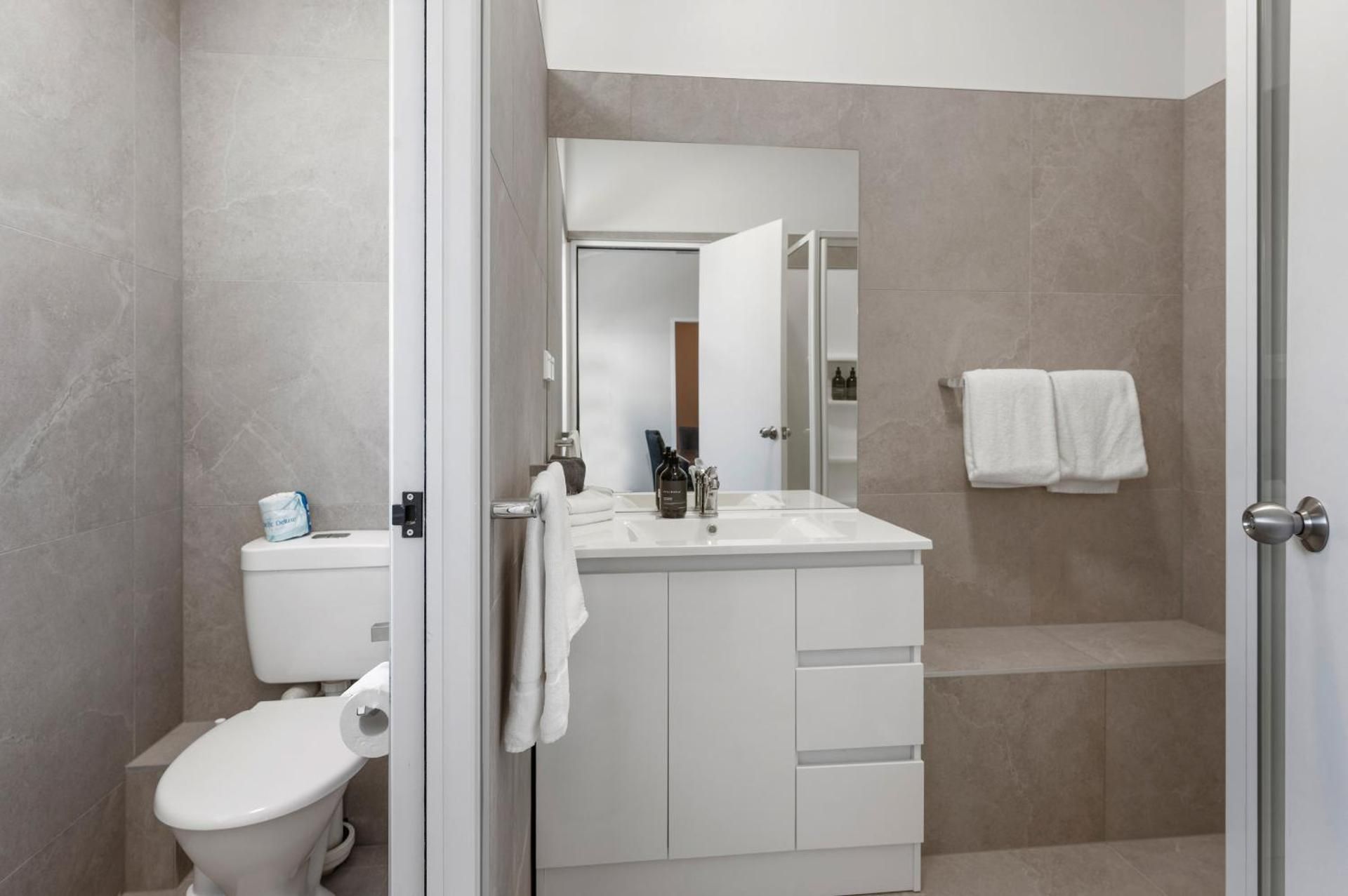 Lake Lodge Motel Two-Bedroom Apartment 2