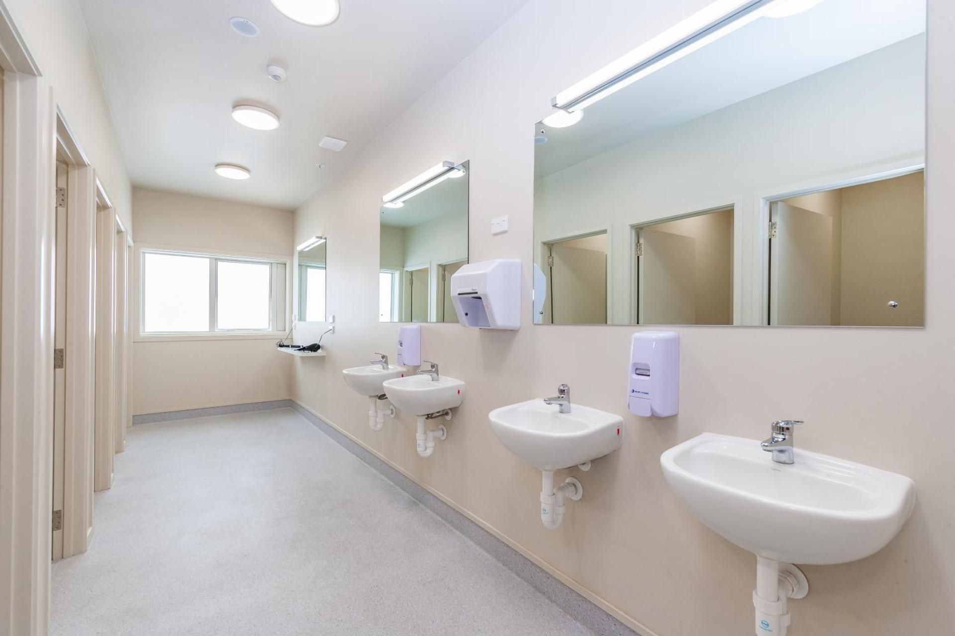 Rock Solid Backpackers Rotorua Double Room Shared Bathroom 2