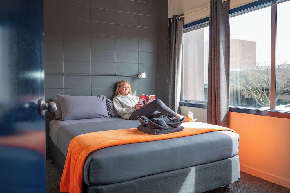 Rock Solid Backpackers Rotorua Private Double Room (Shared Bathroom) 2