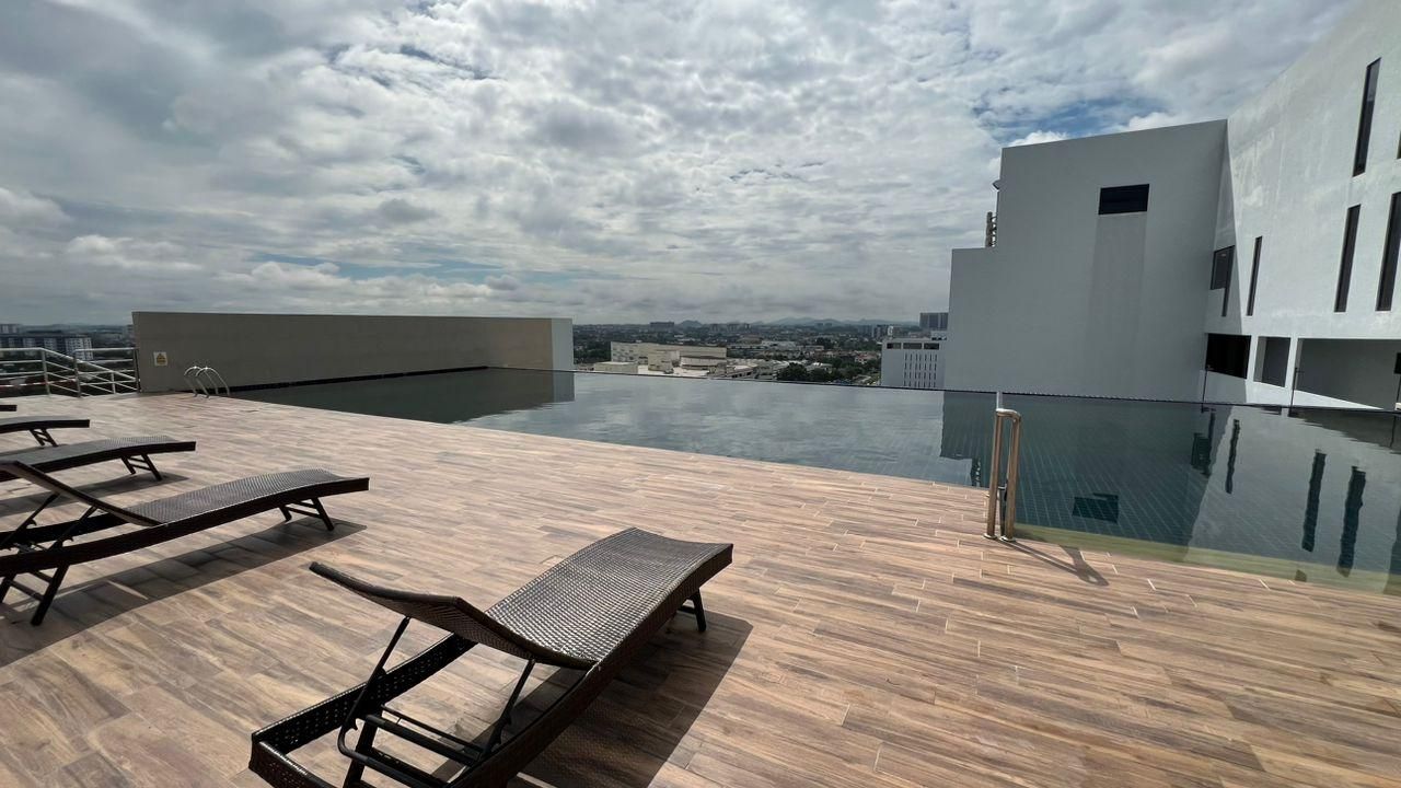 swimming pool [outdoor]