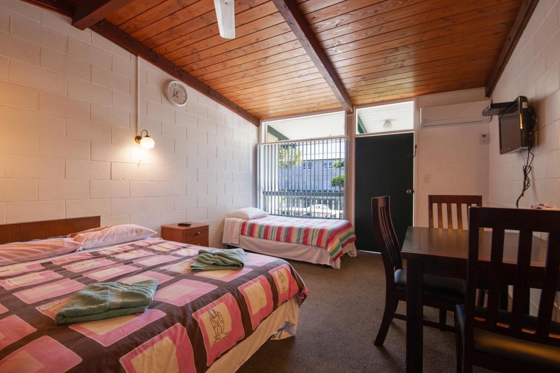 Aaryn Court Motel Budget Twin Room