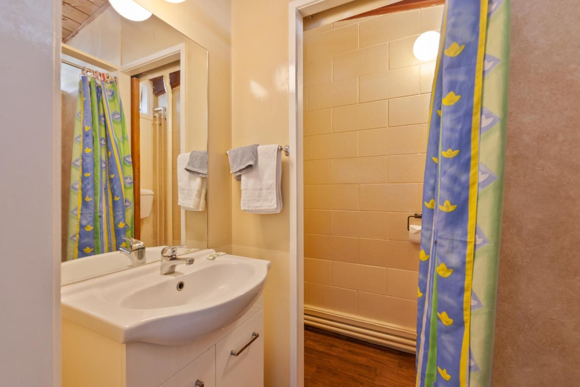 Aaryn Court Motel Budget Twin Room 2