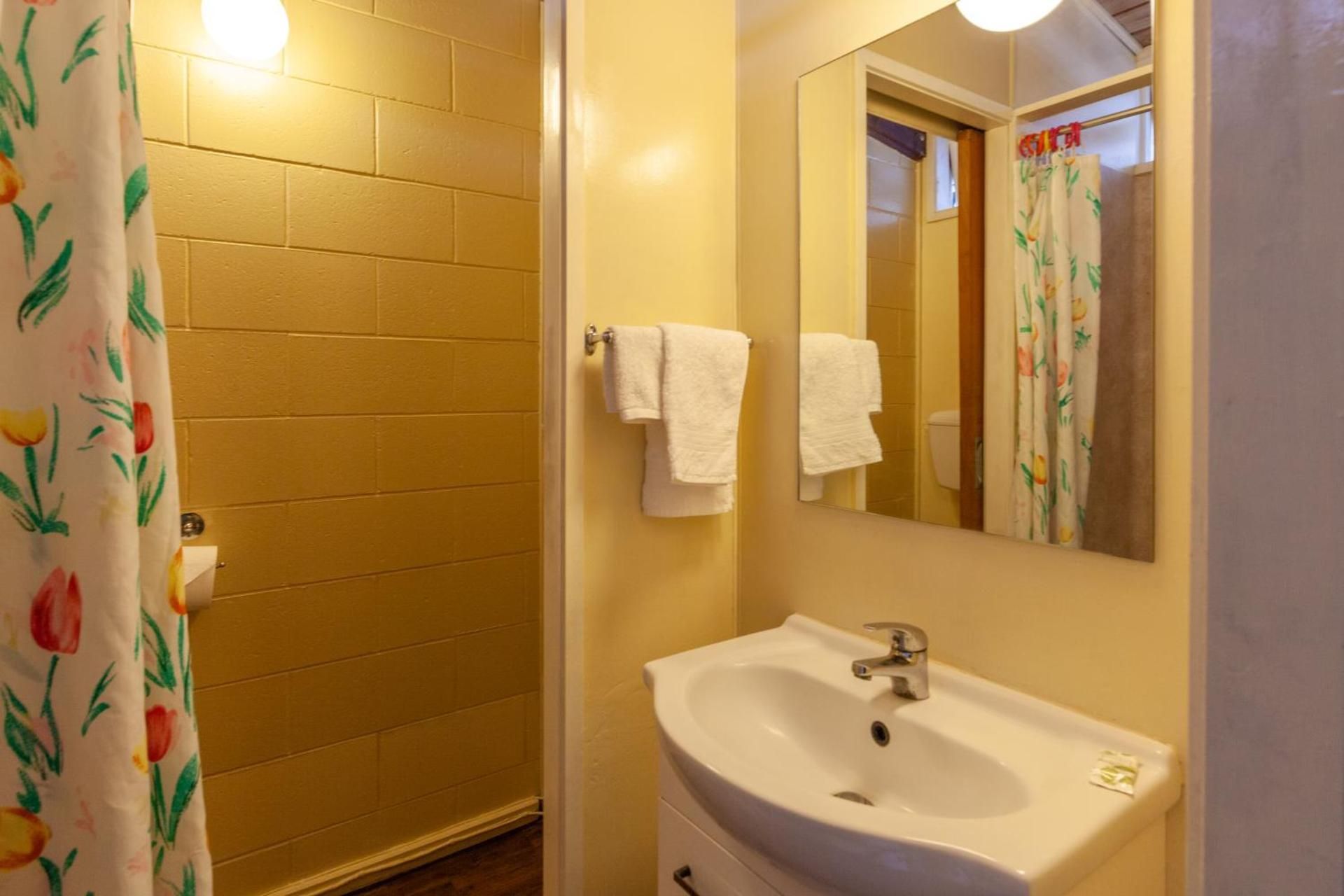 Aaryn Court Motel Standard Family Room 2