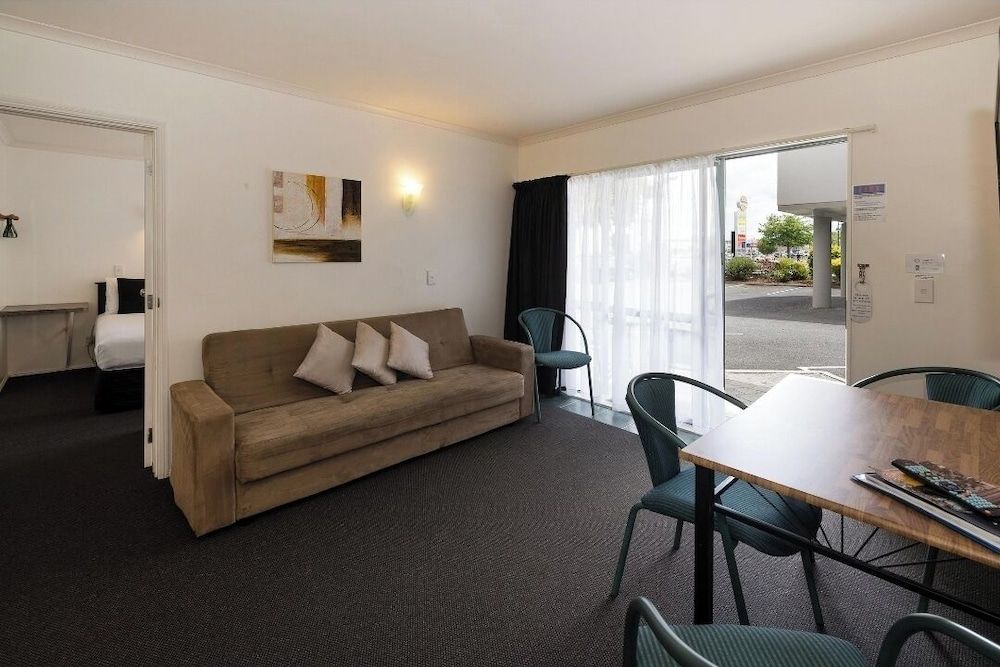 Accolade Motel Comfort Twin Room, City View 3