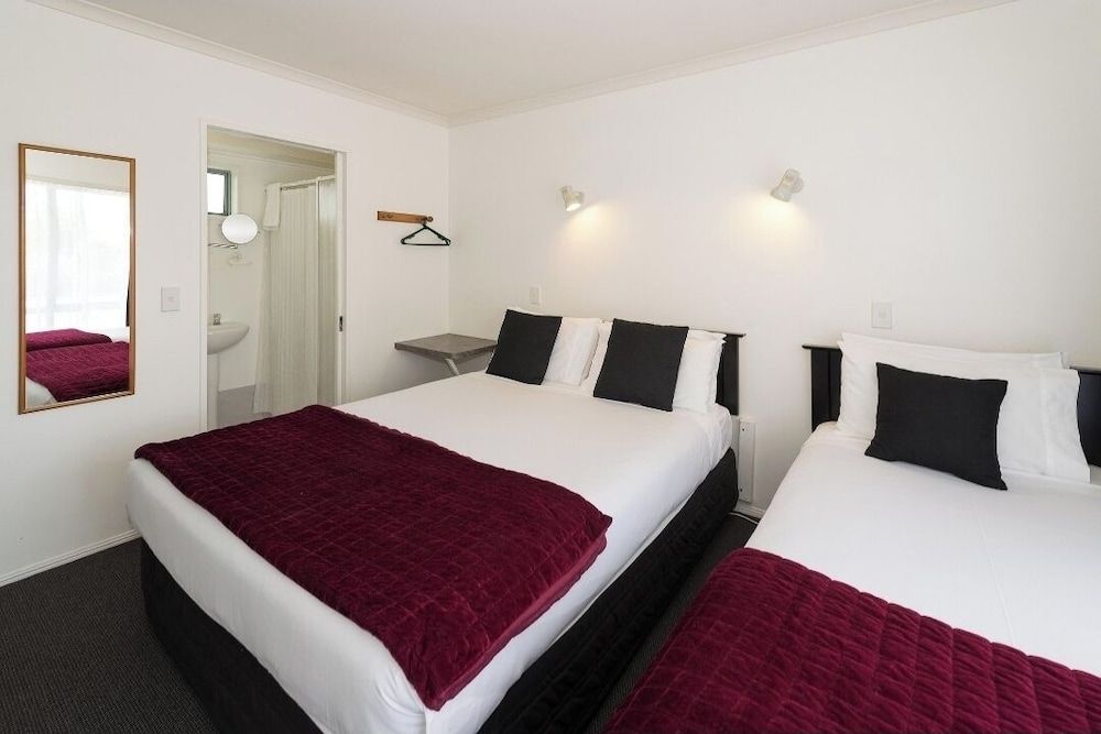 Accolade Motel Comfort Twin Room, City View