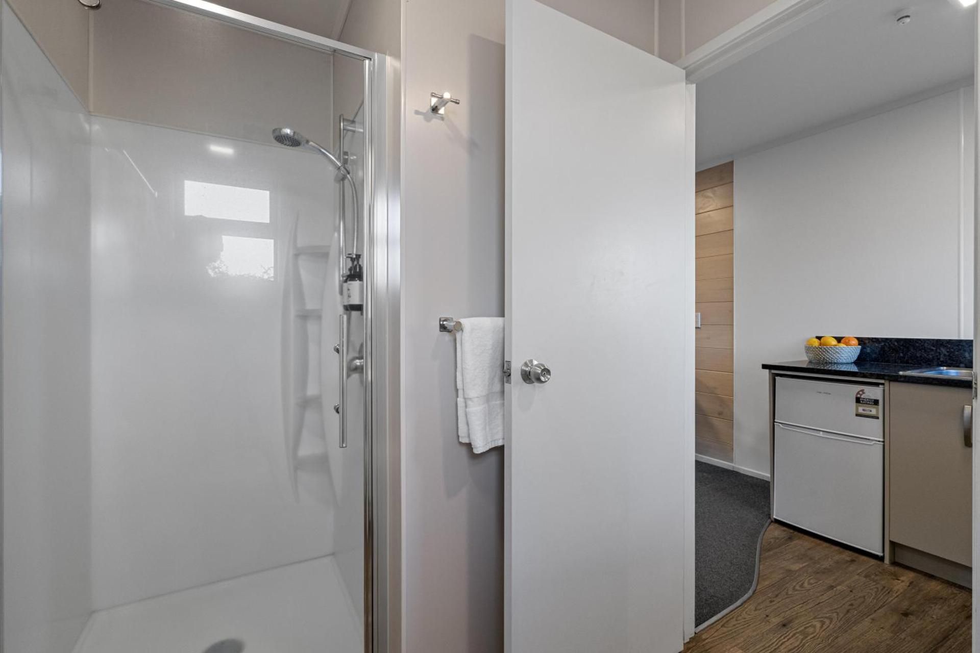 Tasman Holiday Parks – Rotorua Deluxe Poolside Room 2