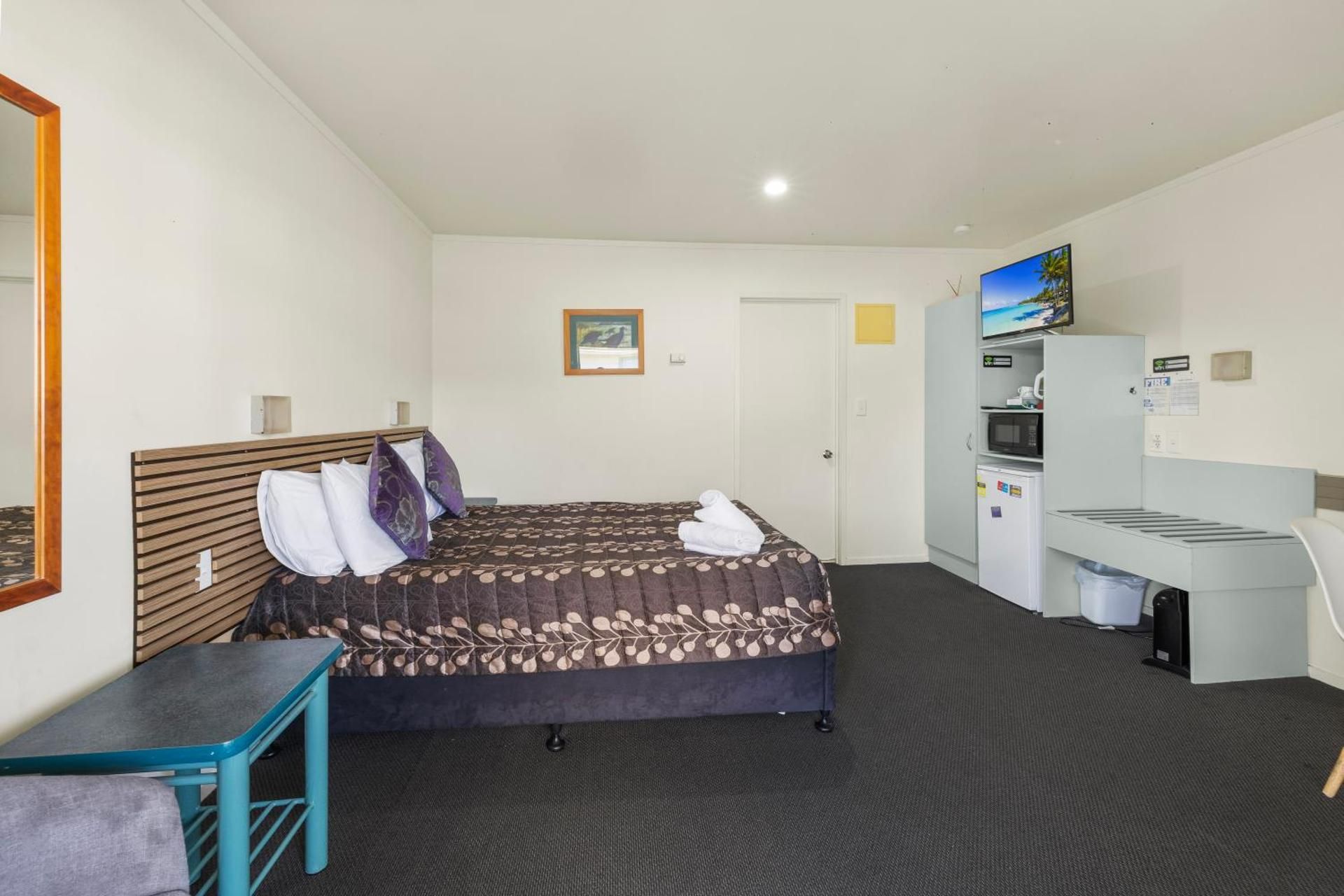 Birchwood Spa Motel Studio with Spa Bath 2