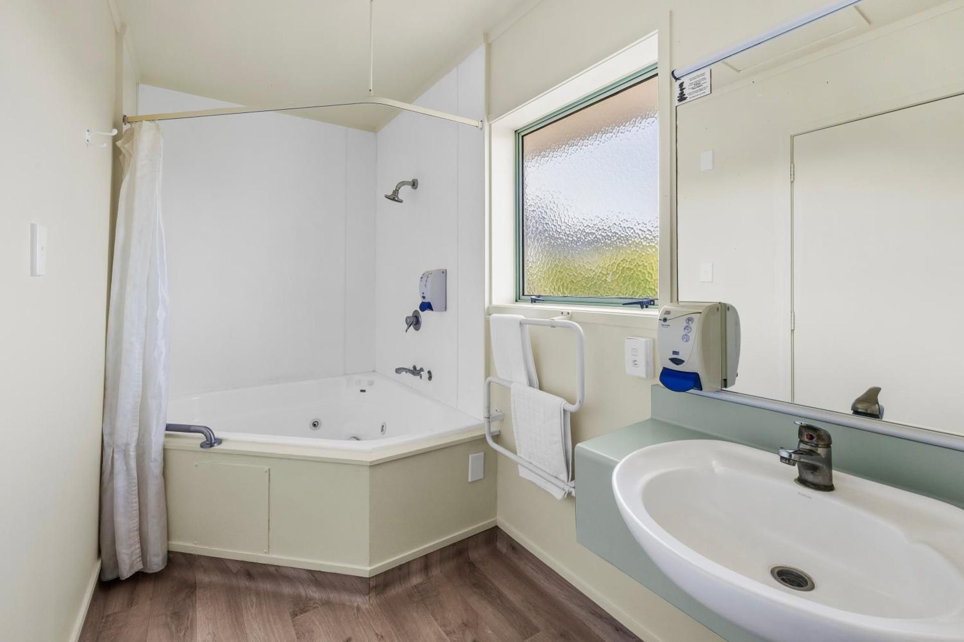 Birchwood Spa Motel Studio with Spa Bath 3