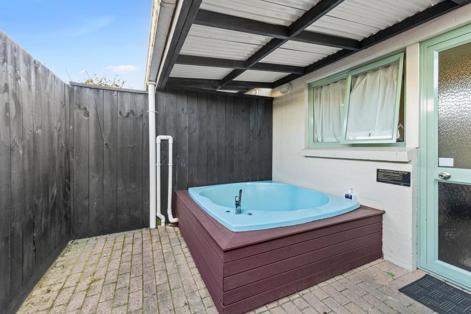 Birchwood Spa Motel Two-Bedroom Apartment with Hot Tub