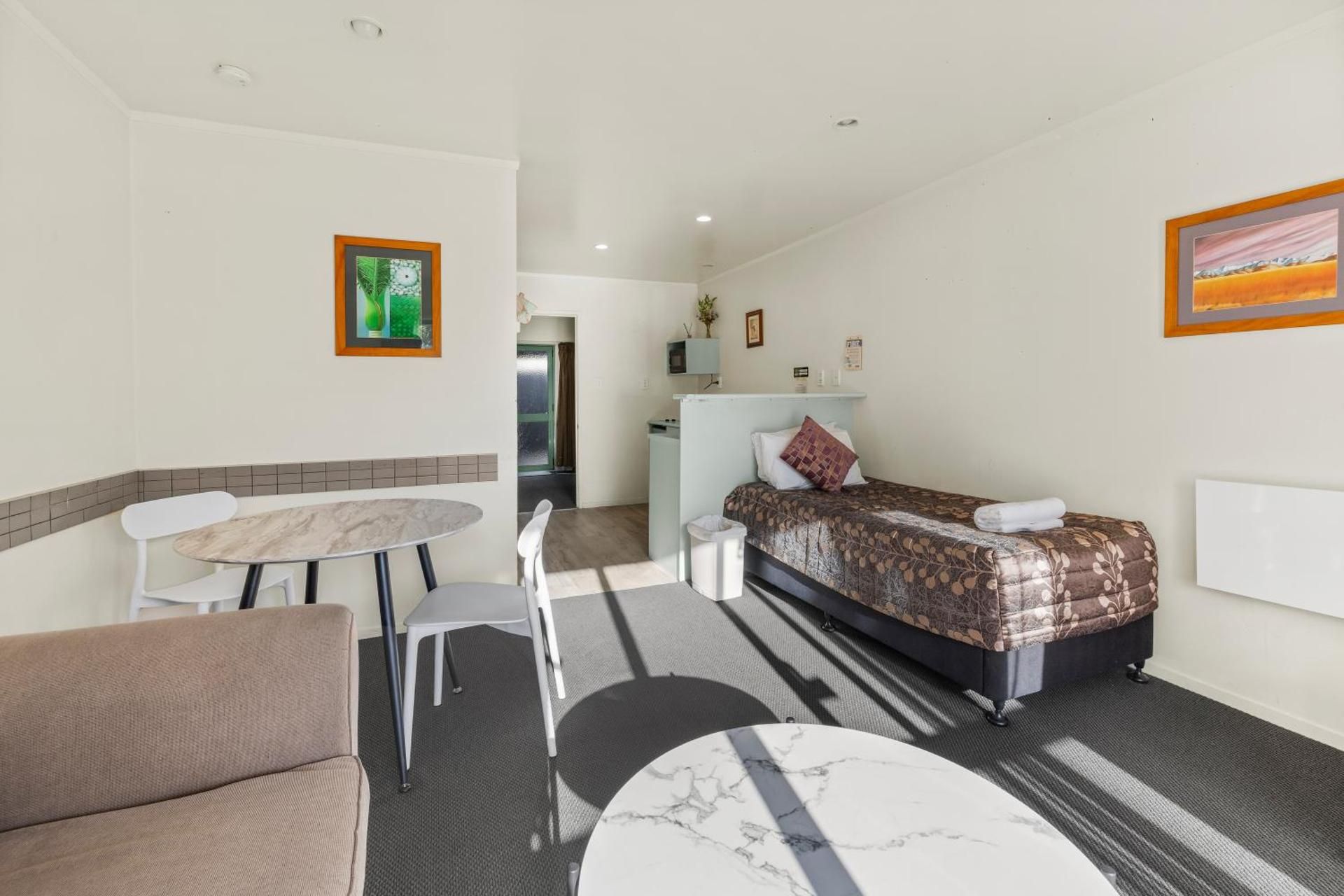One-Bedroom Apartment with Hot Tub