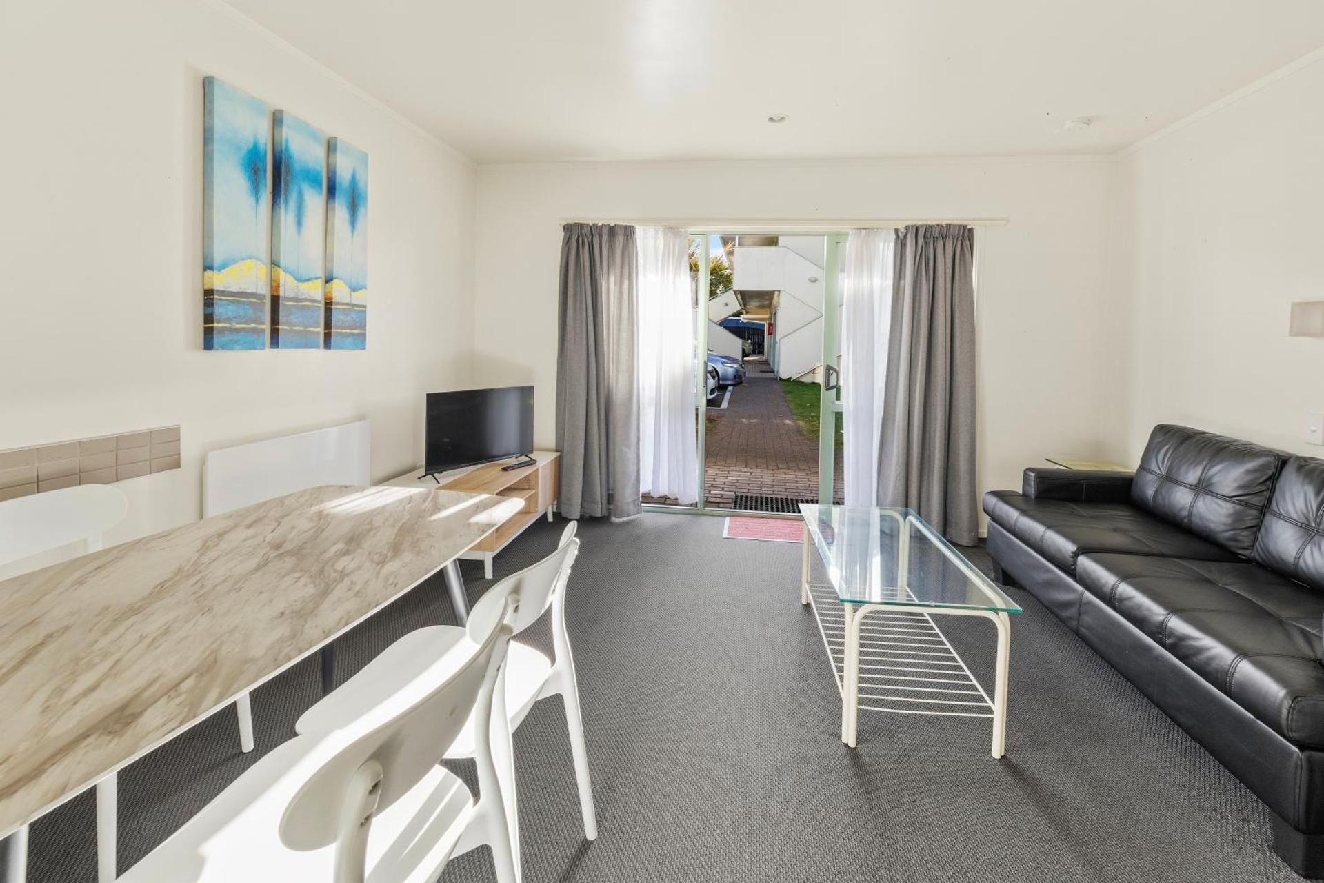 Birchwood Spa Motel Two-Bedroom Apartment with Hot Tub 2