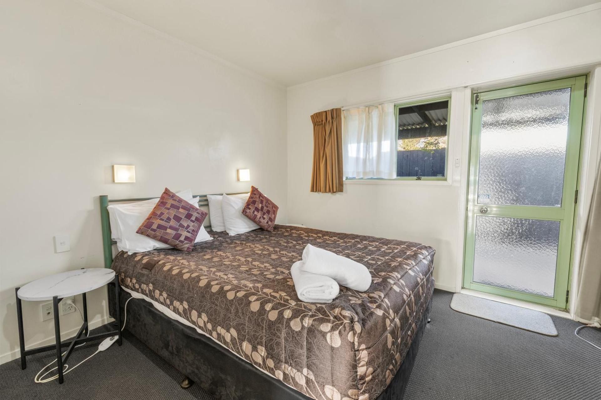 Birchwood Spa Motel One-Bedroom Apartment with Hot Tub