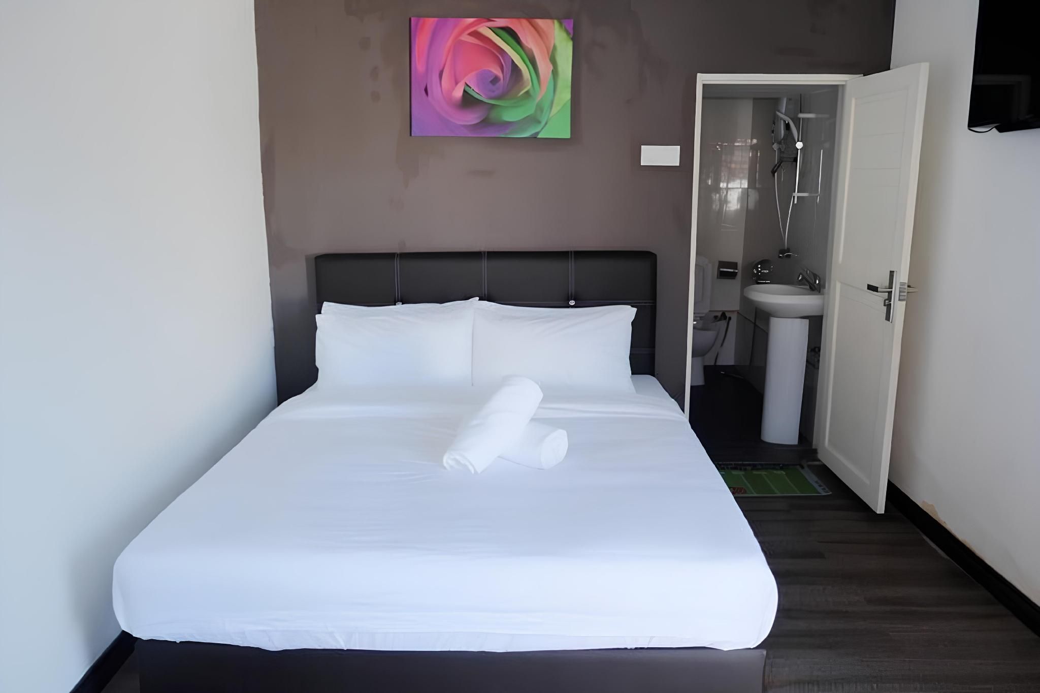 Queen Room with Private External Bathroom