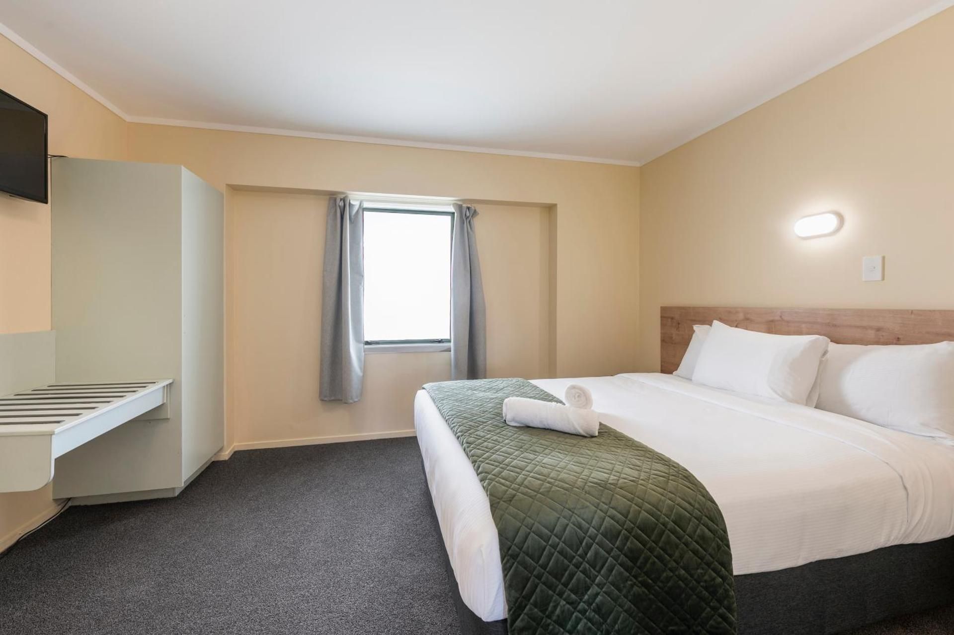 Fenton Court Motel One-Bedroom Apartment 3