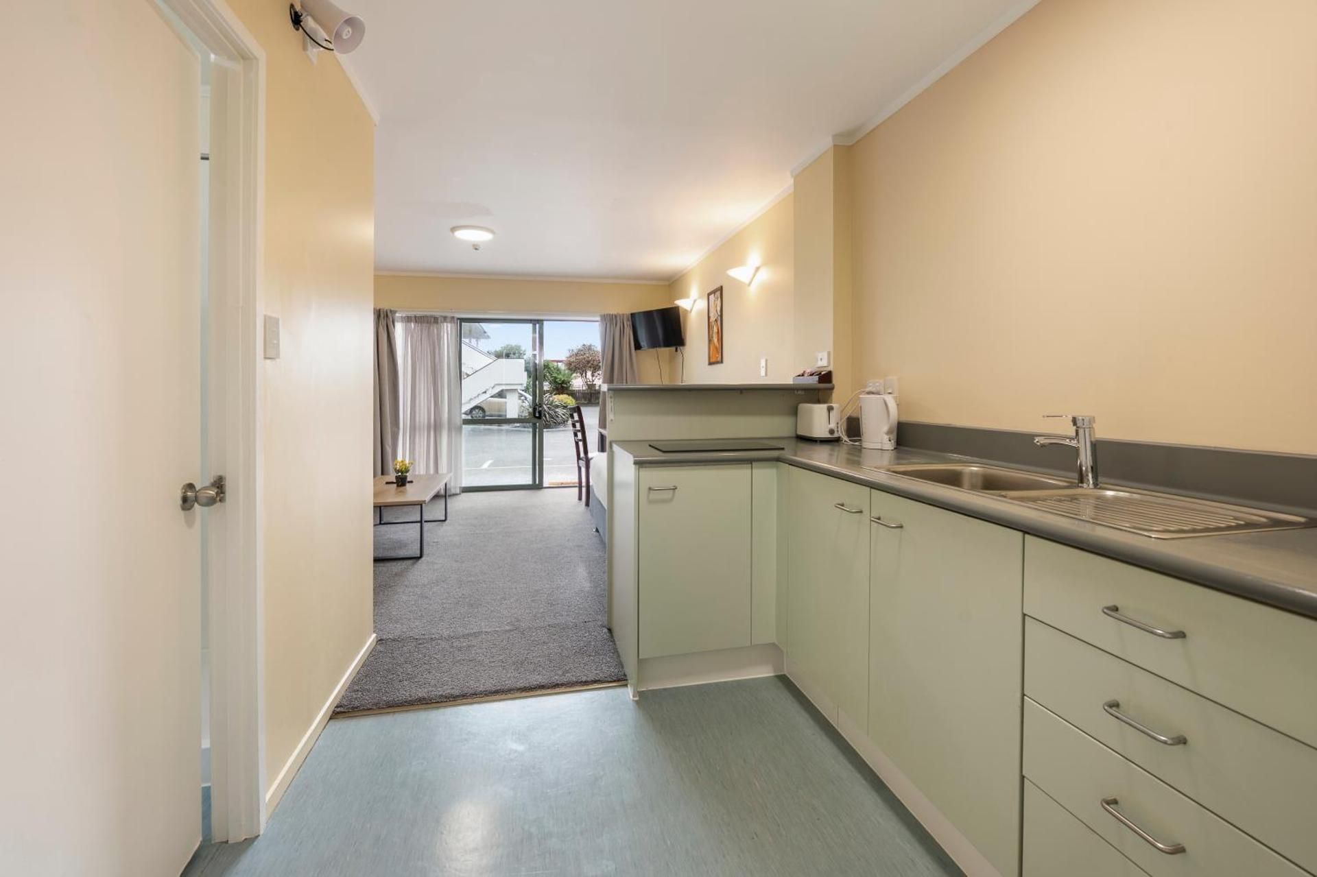 Fenton Court Motel One-Bedroom Apartment 11