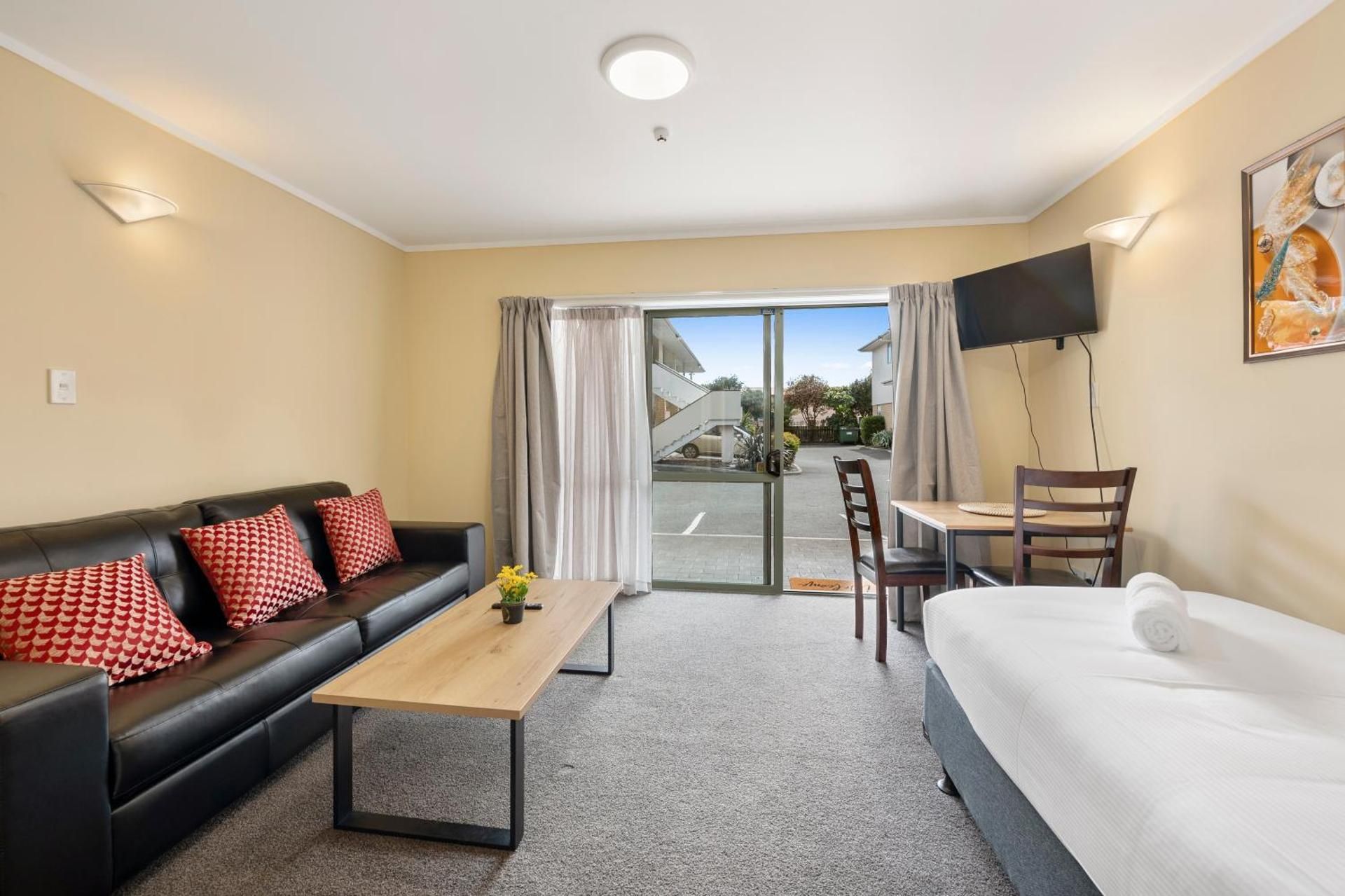 Fenton Court Motel One-Bedroom Apartment 5